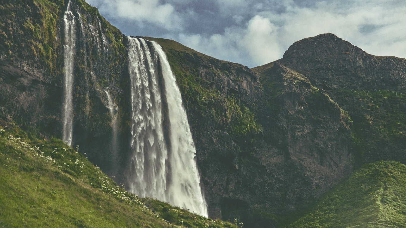 Cascadas en el Campo de Hierba Verde Bajo un Cielo Nublado Durante el Día. Wallpaper in 1366x768 Resolution