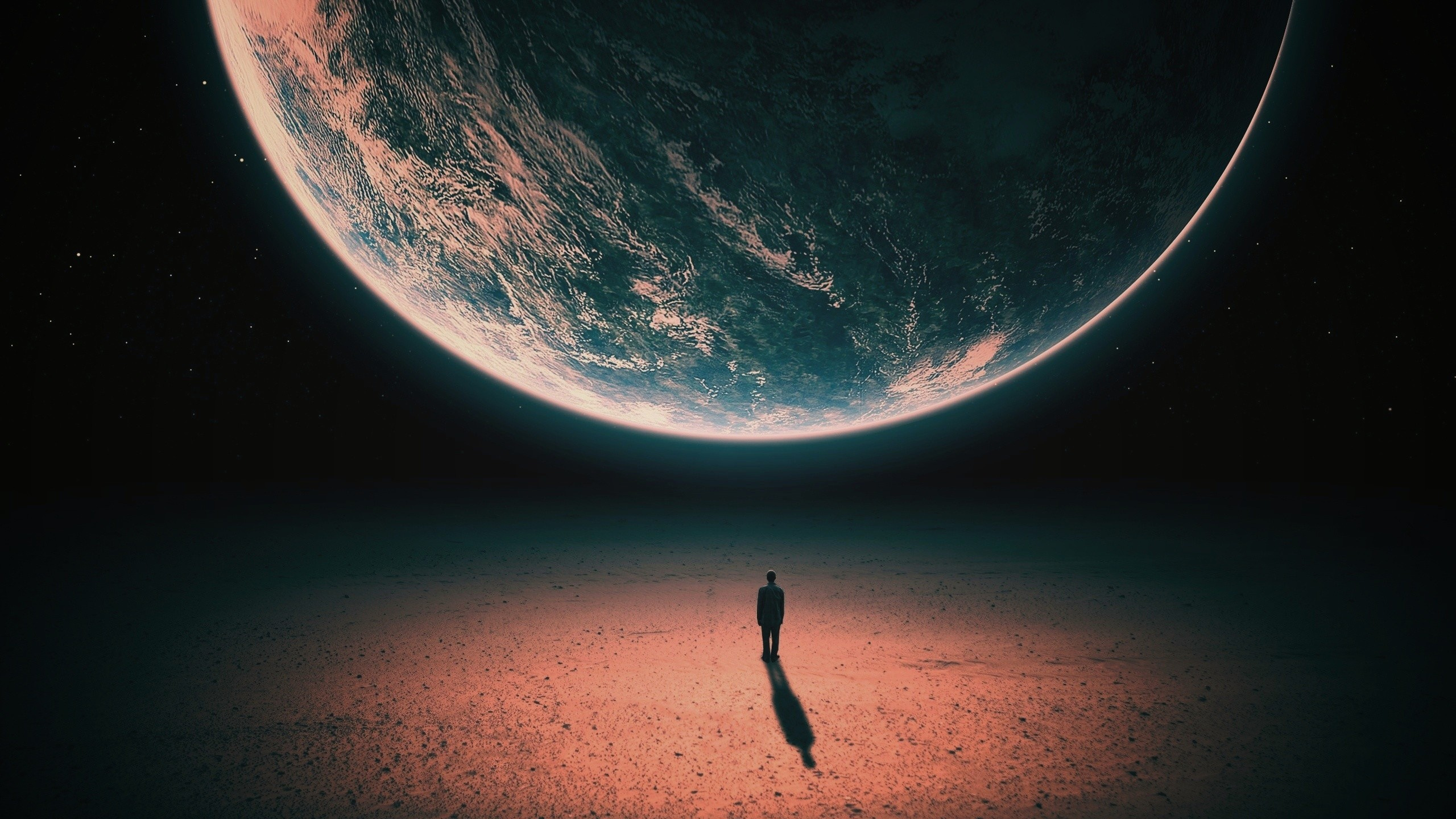 Personne en Veste Noire et Pantalon Noir Debout Sur du Sable Brun Pendant la Journée. Wallpaper in 2560x1440 Resolution