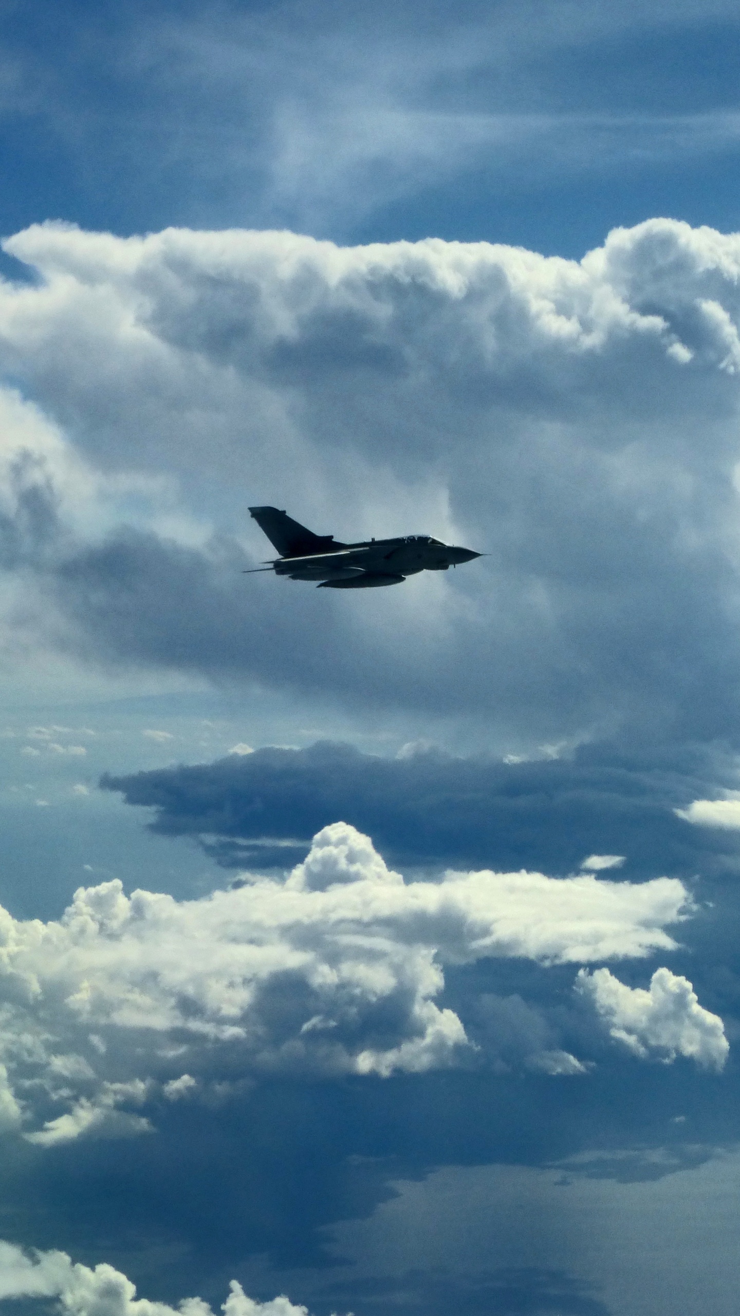 Avion Noir Volant Sous Des Nuages Blancs Pendant la Journée. Wallpaper in 1440x2560 Resolution