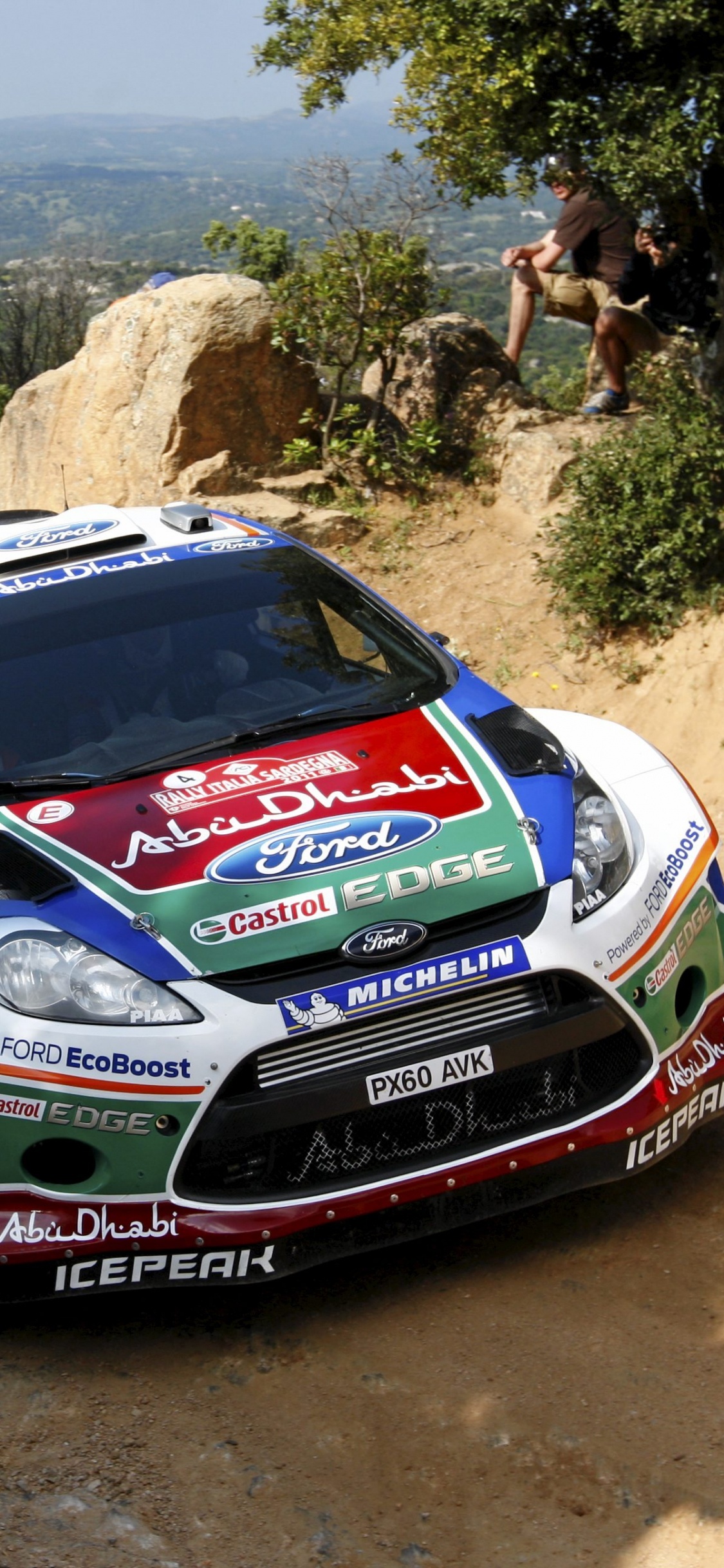 Chevrolet Camaro Rojo y Blanco Sobre Marrón Camino de Tierra Durante el Día. Wallpaper in 1125x2436 Resolution