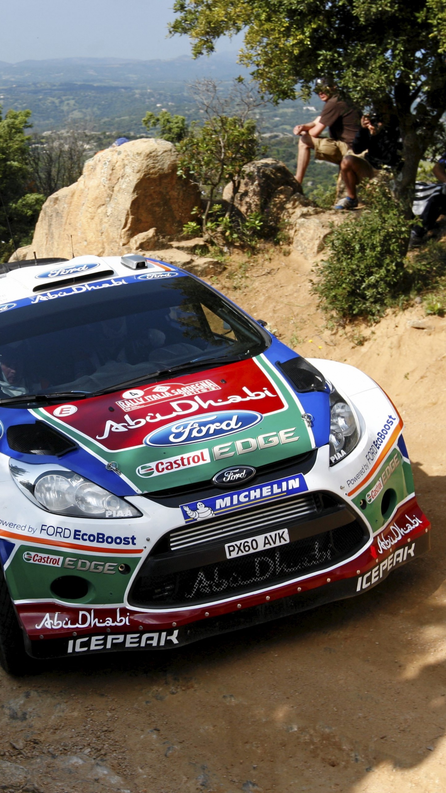 Chevrolet Camaro Rojo y Blanco Sobre Marrón Camino de Tierra Durante el Día. Wallpaper in 1440x2560 Resolution