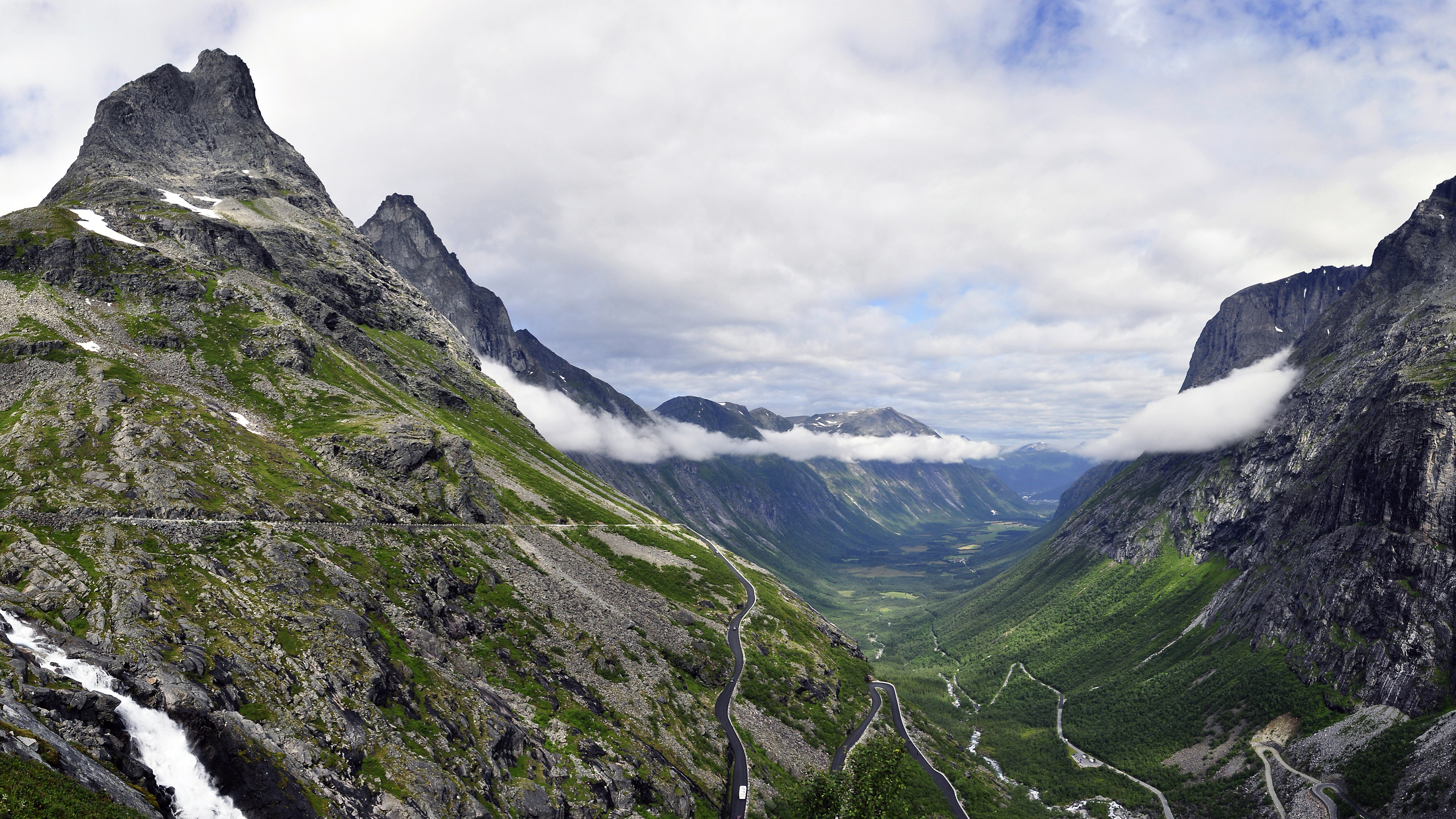 Montagnes Vertes Sous Des Nuages Blancs Pendant la Journée. Wallpaper in 3840x2160 Resolution