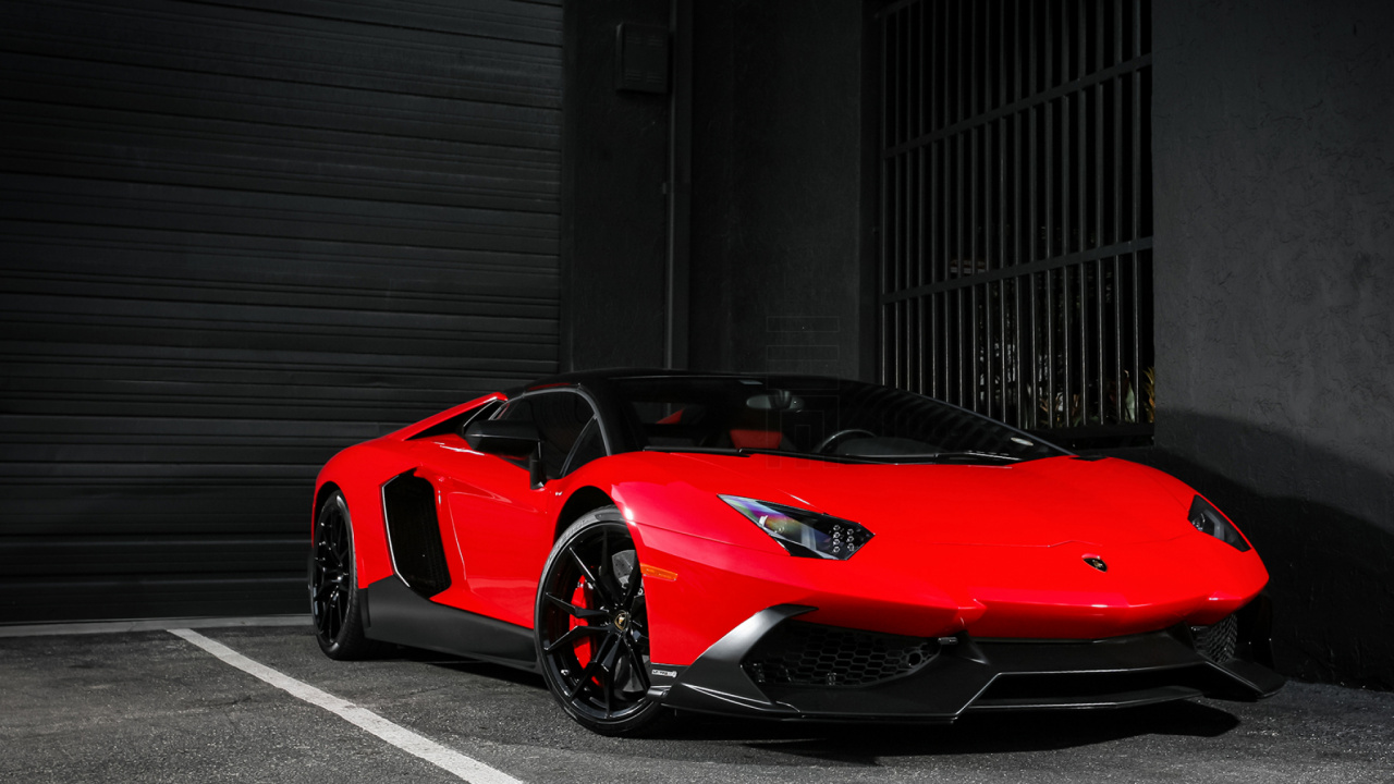 Ferrari 458 Italia Rouge Garée Près de la Porte à Enroulement en Métal Noir. Wallpaper in 1280x720 Resolution