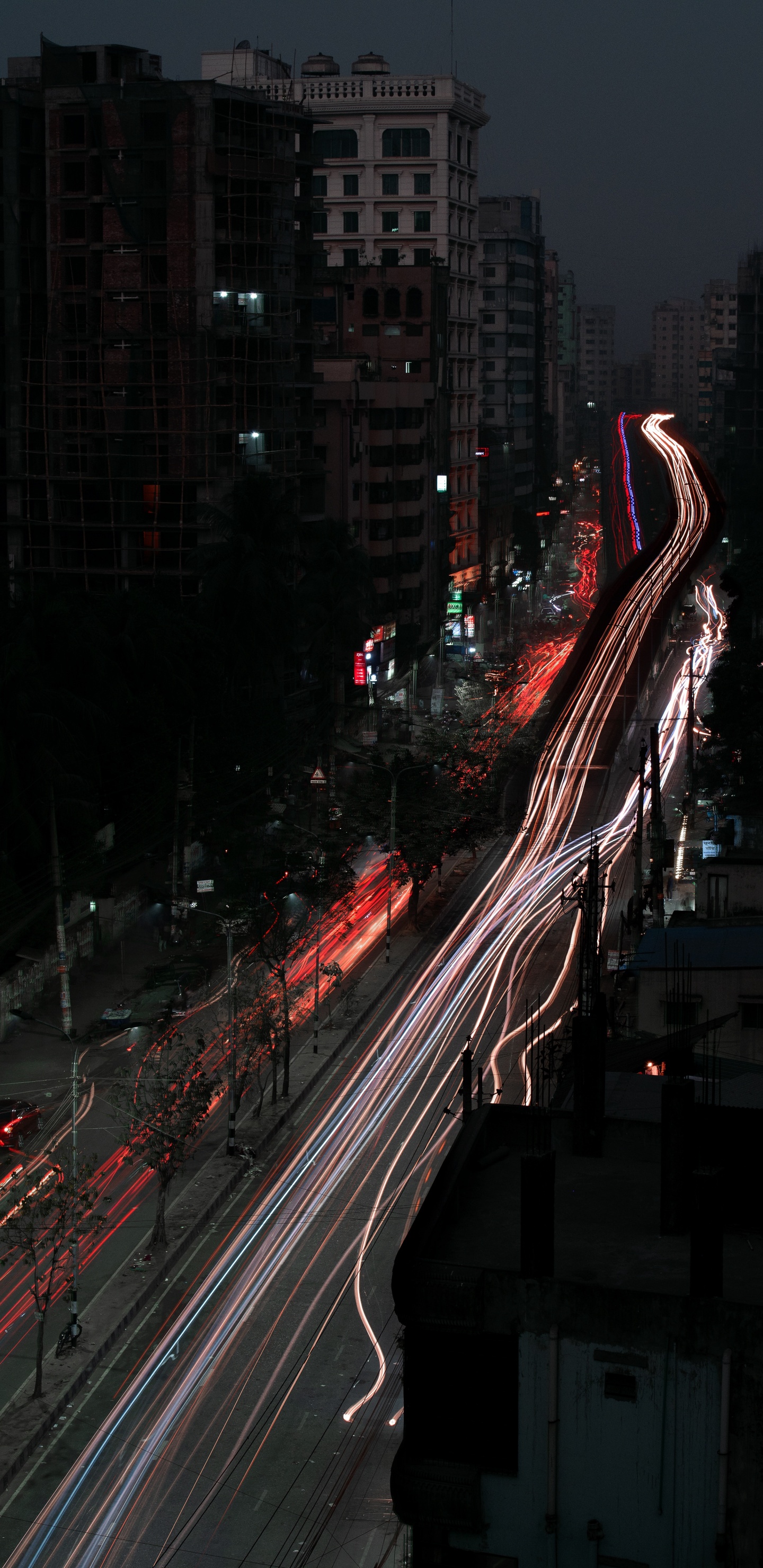 Autos Auf Der Straße Während Der Nachtzeit. Wallpaper in 1440x2960 Resolution