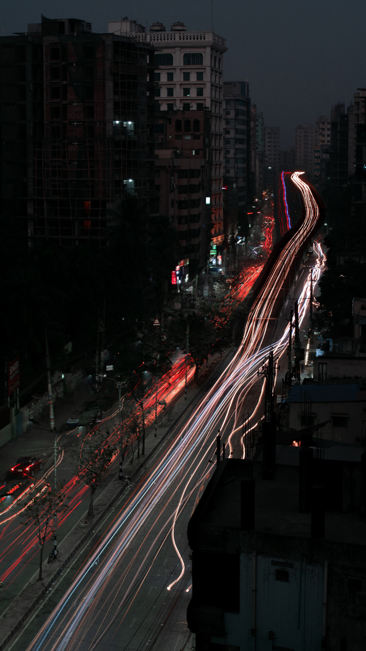 Autos Auf Der Straße Während Der Nachtzeit. Wallpaper in 750x1334 Resolution