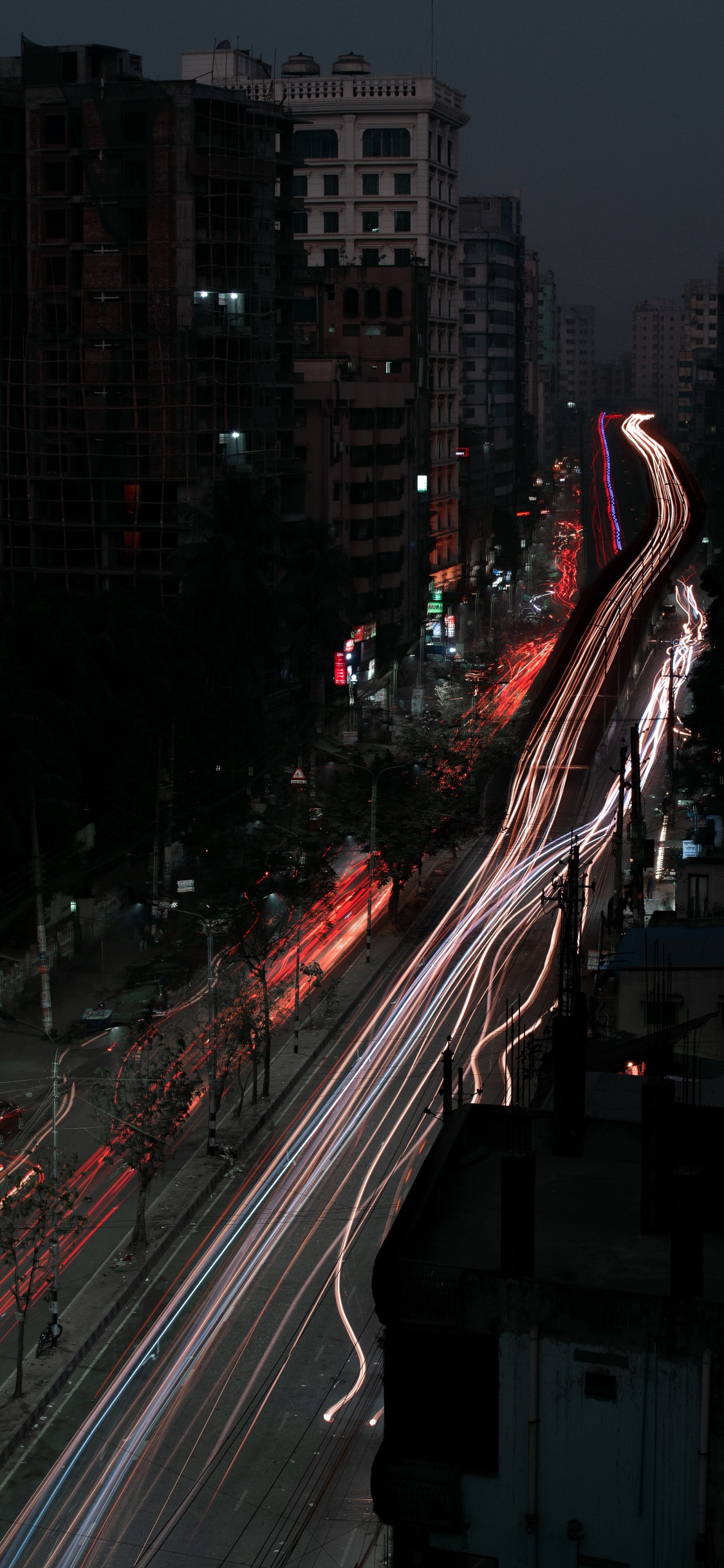 Coches en la Carretera Durante la Noche.. Wallpaper in 1125x2436 Resolution