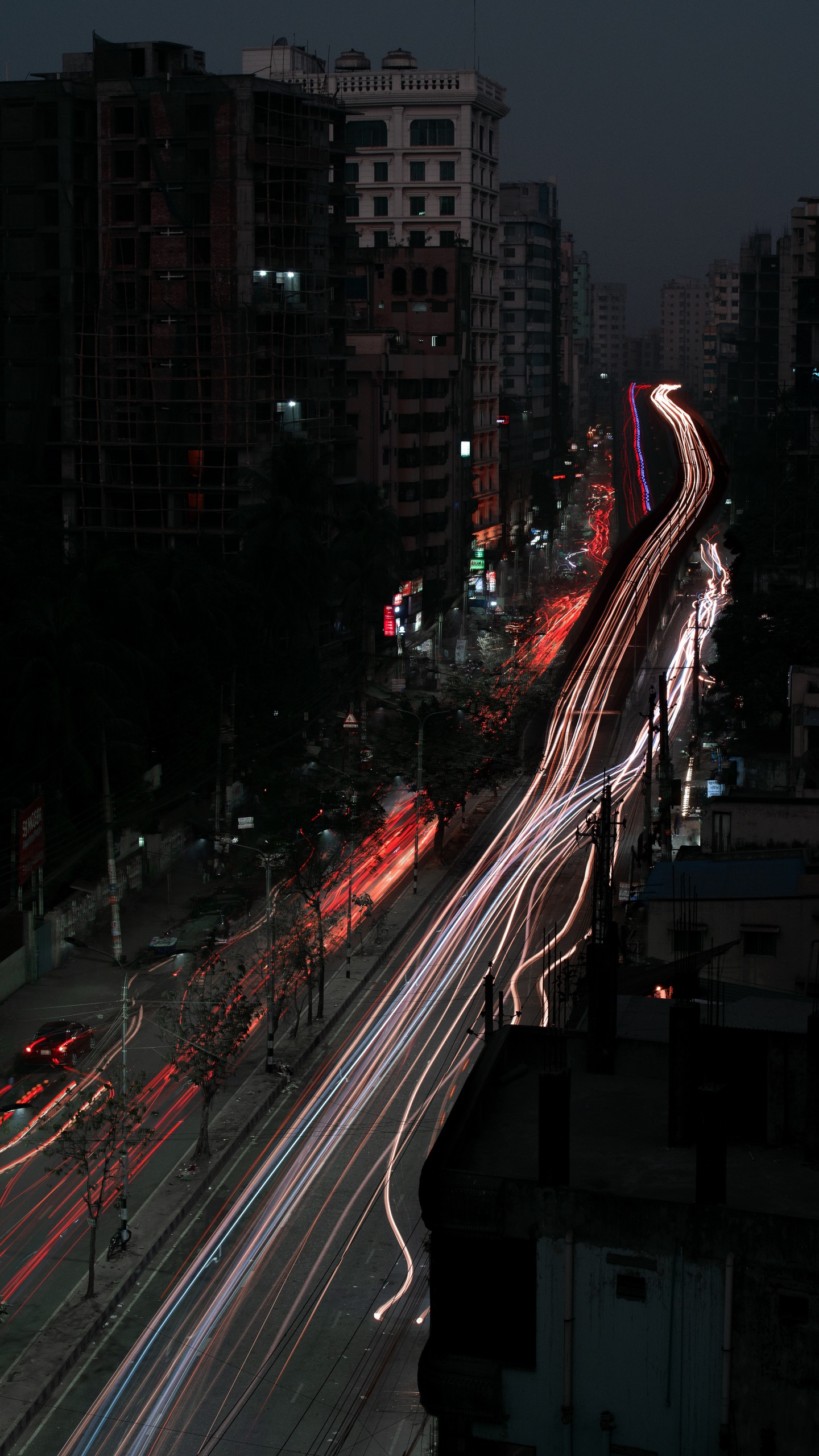 Coches en la Carretera Durante la Noche.. Wallpaper in 1440x2560 Resolution