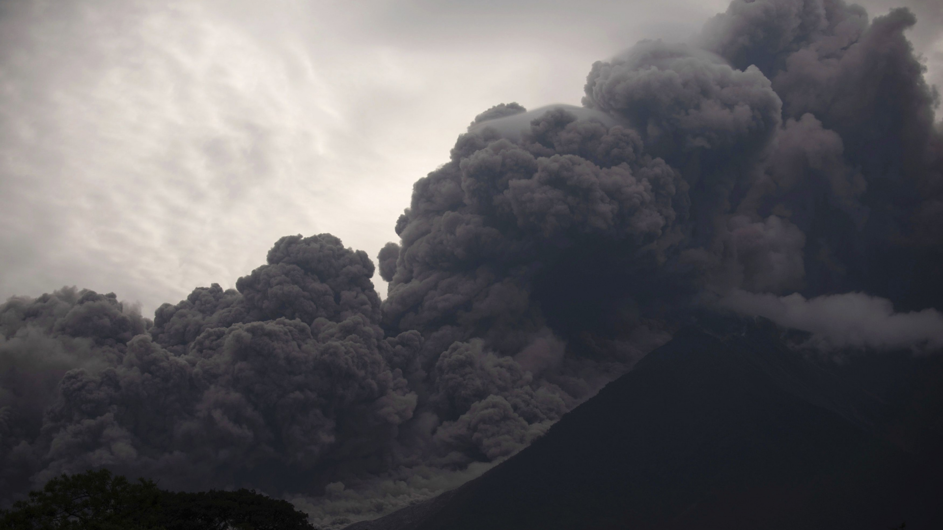Nuages Blancs Sur la Montagne Verte. Wallpaper in 1920x1080 Resolution