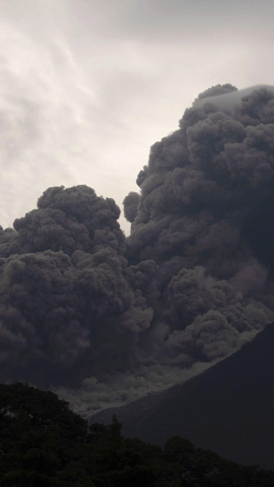 Weiße Wolken Über Grünem Berg. Wallpaper in 1080x1920 Resolution