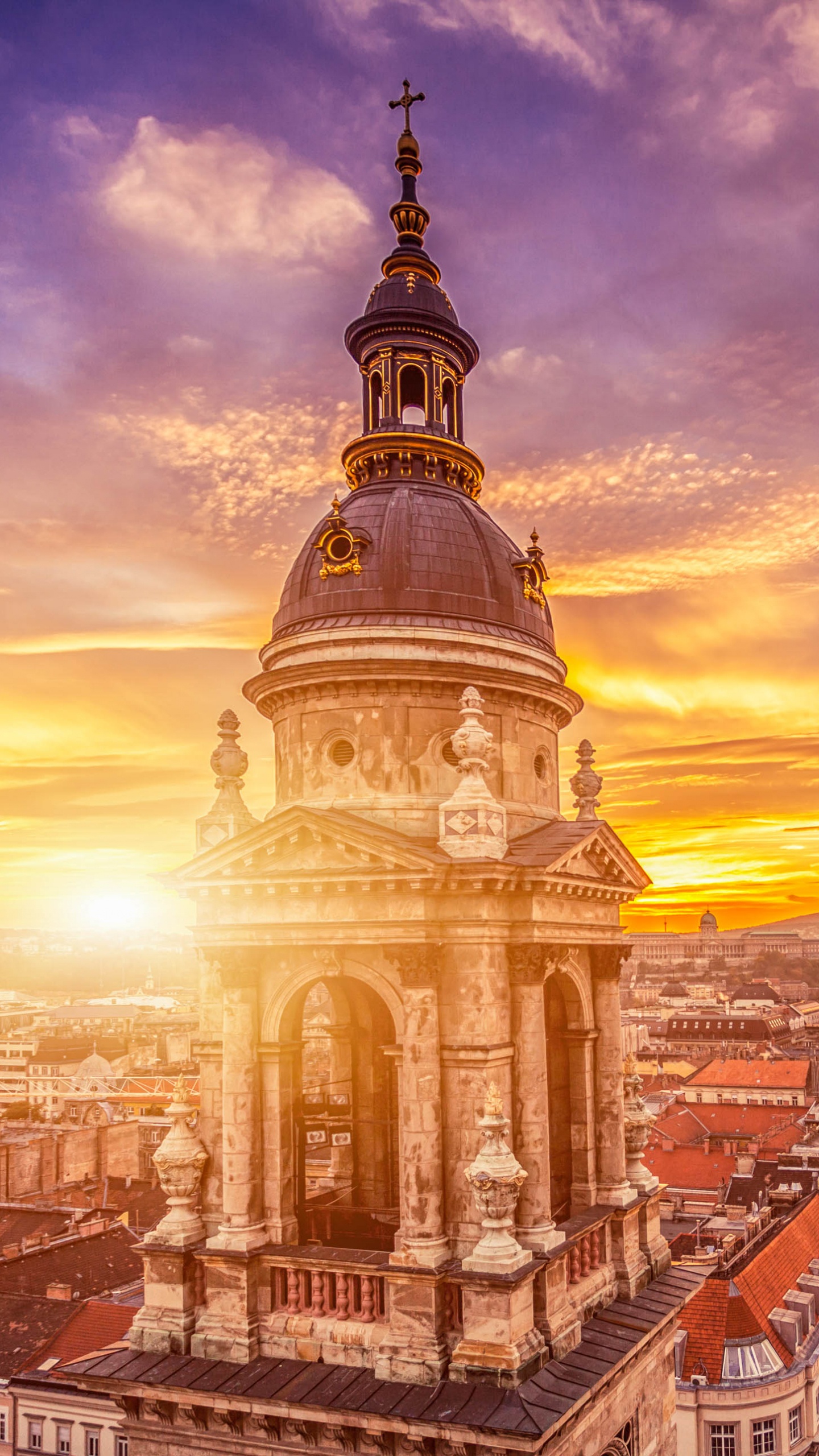 Braunes Und Weißes Betongebäude Bei Sonnenuntergang. Wallpaper in 1440x2560 Resolution