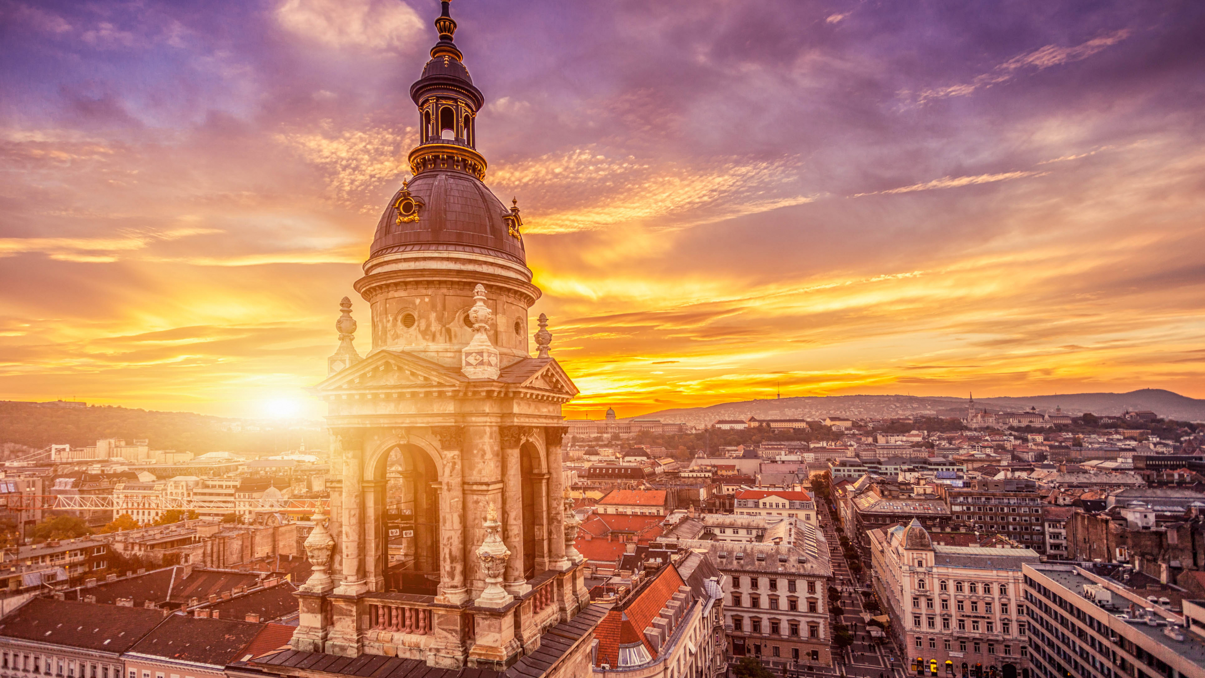 Braunes Und Weißes Betongebäude Bei Sonnenuntergang. Wallpaper in 3840x2160 Resolution