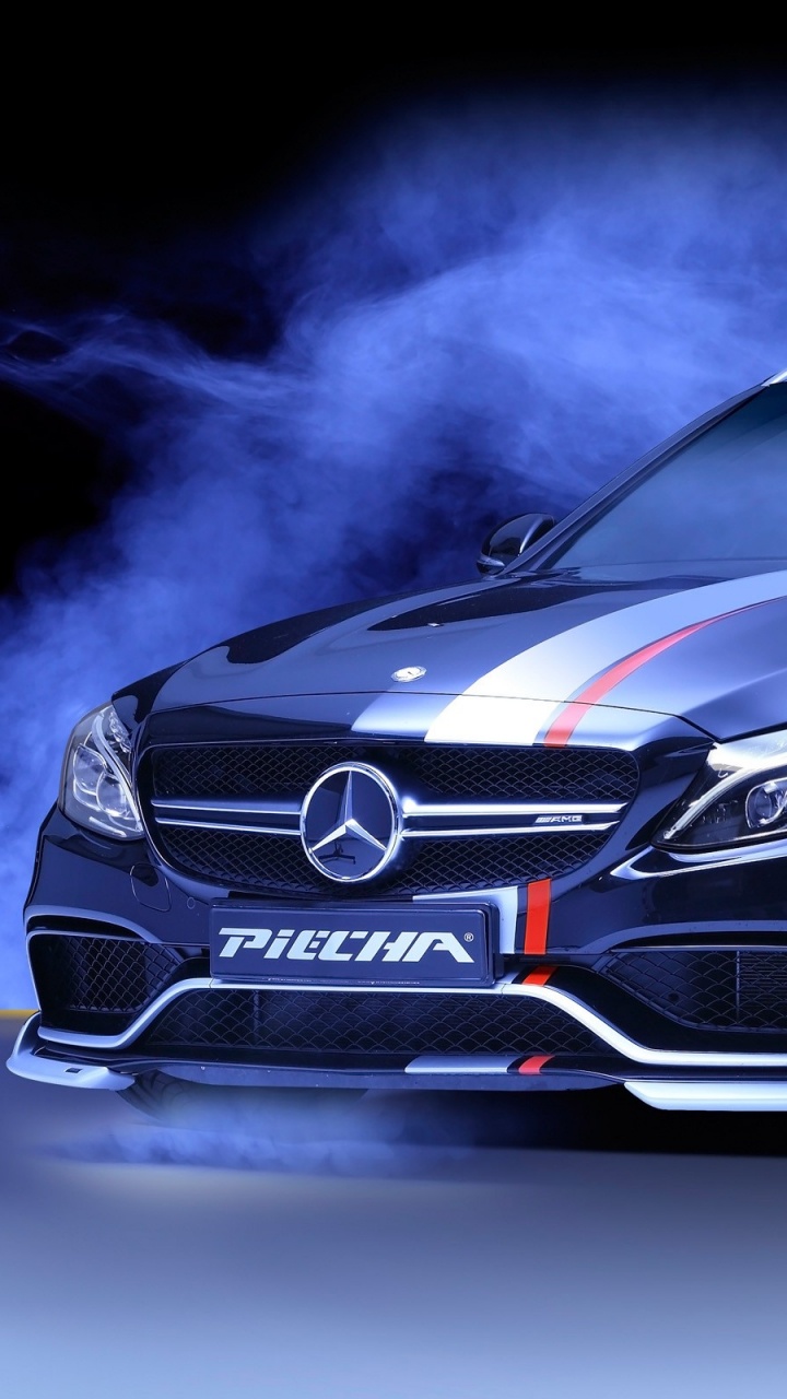 Schwarzes Mercedes Benz Coupe Auf Schneebedecktem Boden. Wallpaper in 720x1280 Resolution