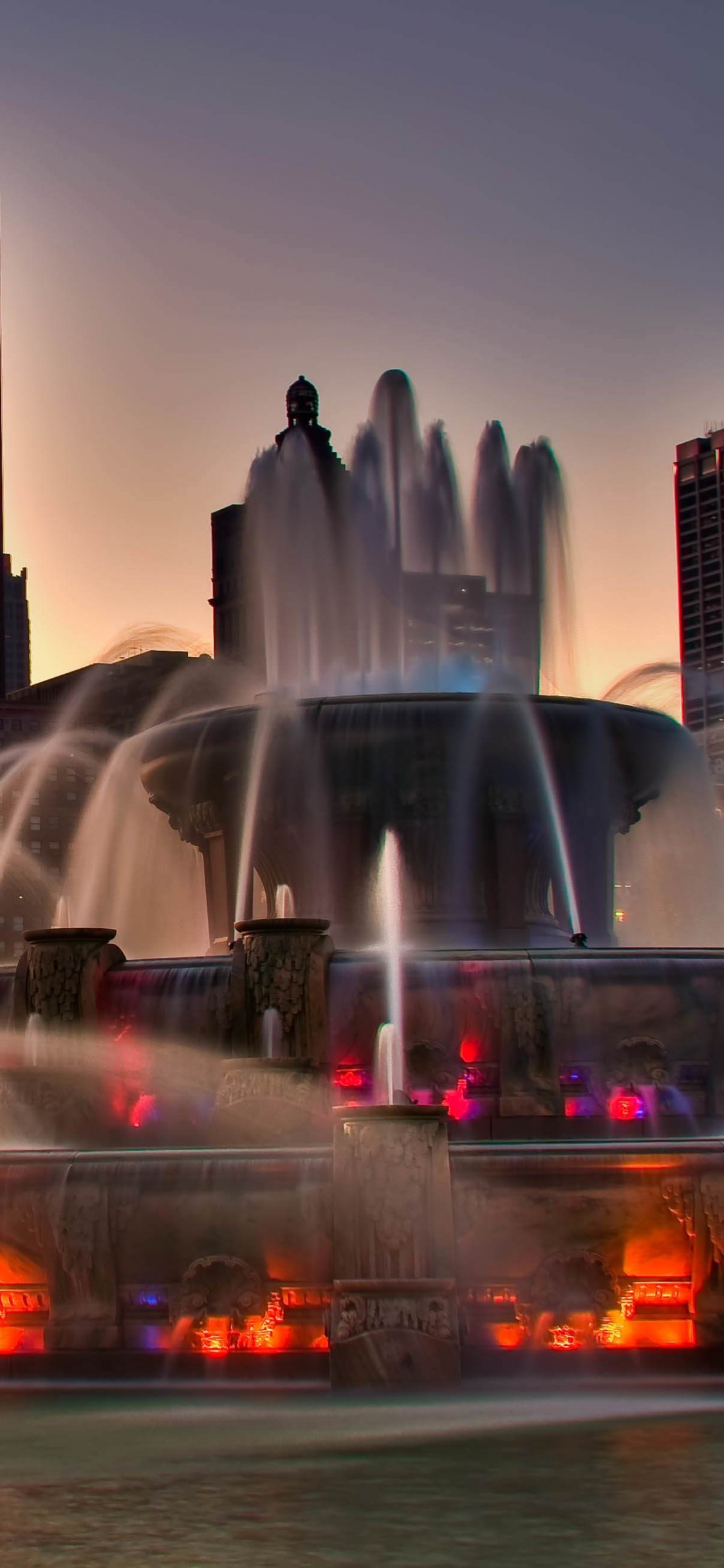 Fuente de Agua en la Ciudad Durante la Noche. Wallpaper in 1125x2436 Resolution