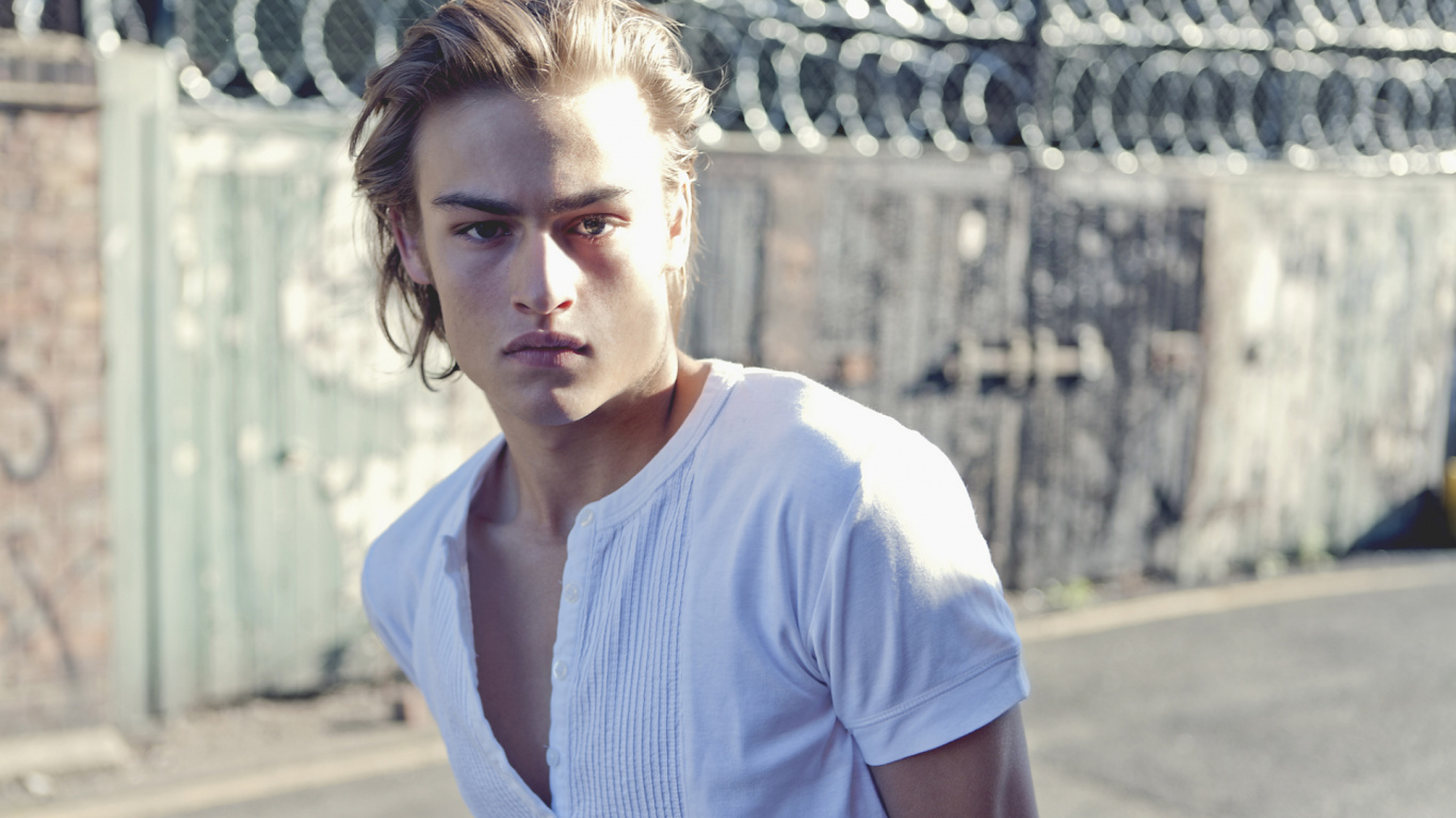 Douglas Booth, Actor, Hairstyle, Cool, Neck. Wallpaper in 1366x768 Resolution