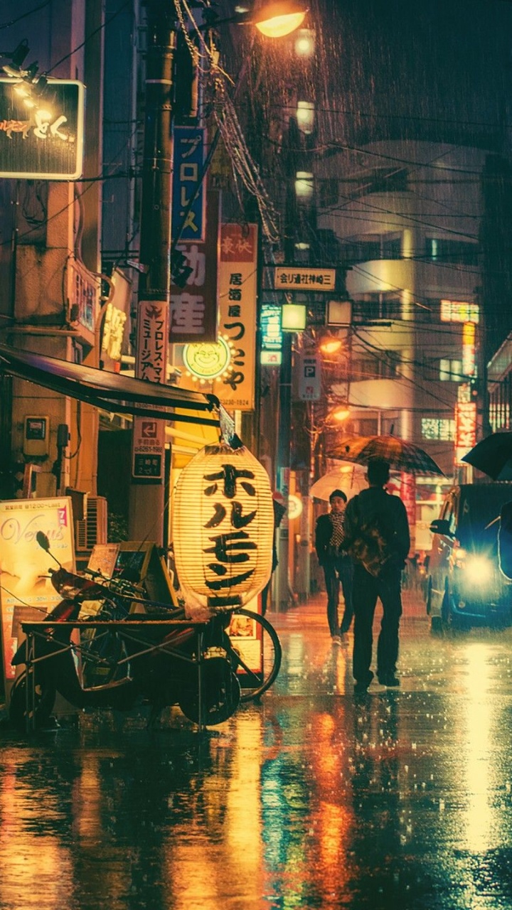 Personnes Marchant Dans la Rue Pendant la Nuit. Wallpaper in 720x1280 Resolution