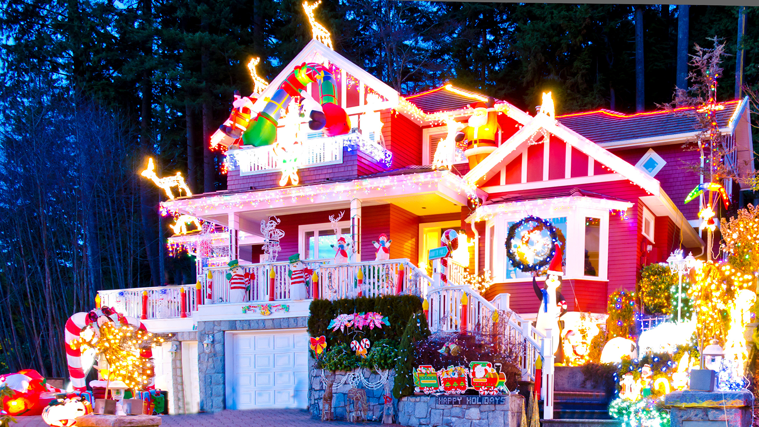 Christmas Day, Christmas Lights, Christmas Decoration, Christmas, House. Wallpaper in 2560x1440 Resolution