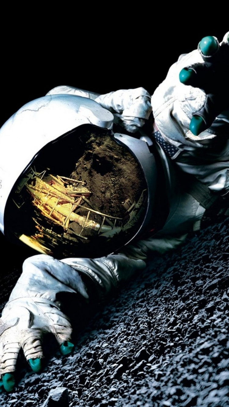 Mann in Weißem Hemd Und Hose Mit Schwarzem Helm. Wallpaper in 750x1334 Resolution