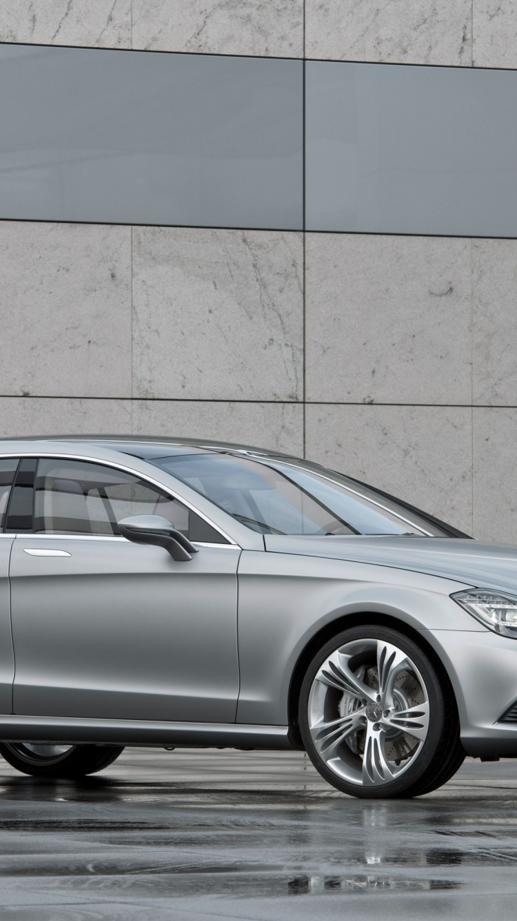 Silver Mercedes Benz Coupe Estacionado Junto a la Pared Marrón. Wallpaper in 750x1334 Resolution