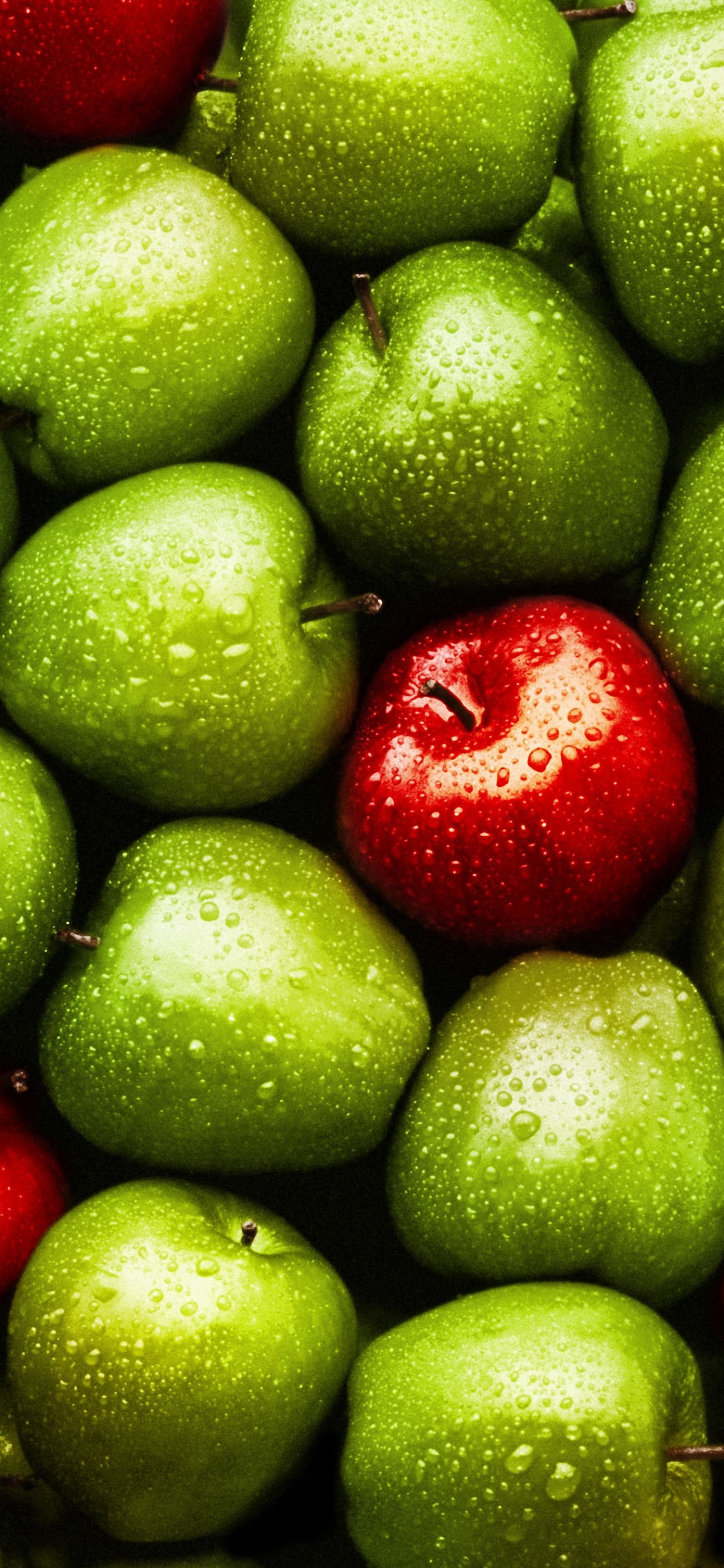 Roter Apfel Und Grüne Früchte. Wallpaper in 1125x2436 Resolution