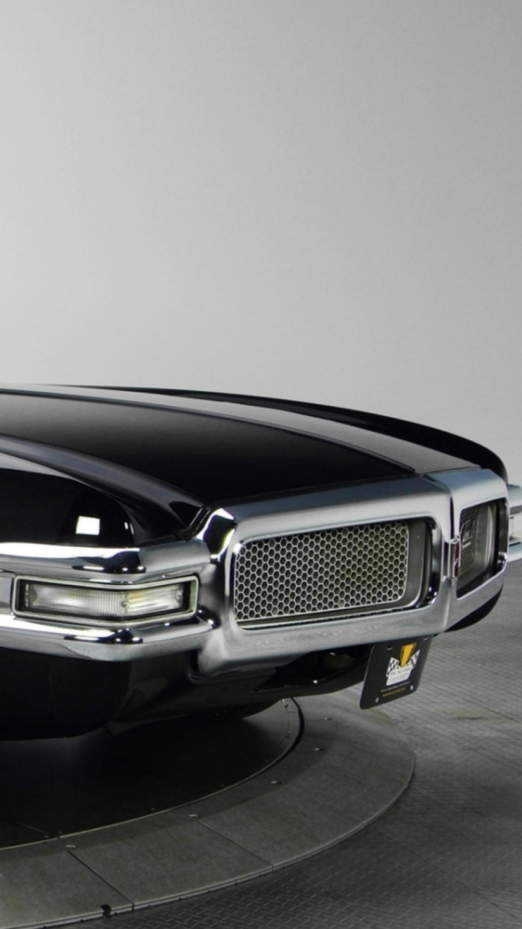 Schwarzer Porsche 911 Auf Grauem Bürgersteig Geparkt. Wallpaper in 750x1334 Resolution