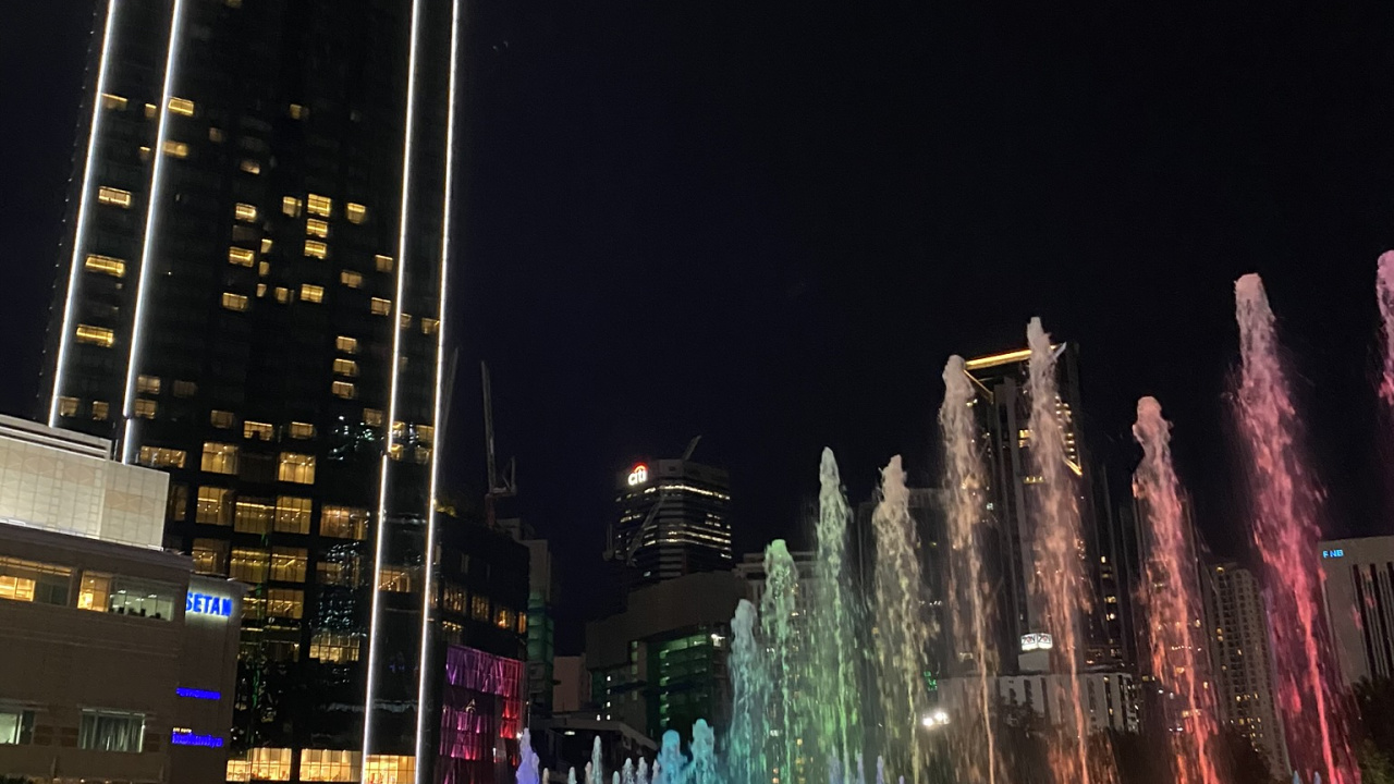 Petronas Towers, Kuala Lumpur, Malaysia, Reflection, Water. Wallpaper in 1280x720 Resolution