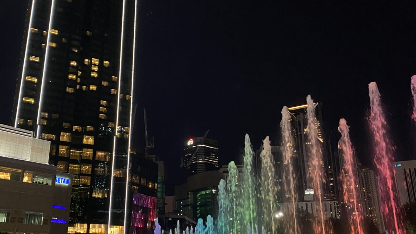 Petronas Towers, Kuala Lumpur, Malaysia, Reflection, Water. Wallpaper in 1366x768 Resolution