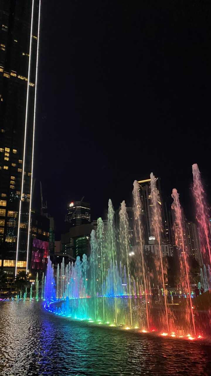 Petronas Towers, Kuala Lumpur, Malaysia, Reflection, Water. Wallpaper in 720x1280 Resolution