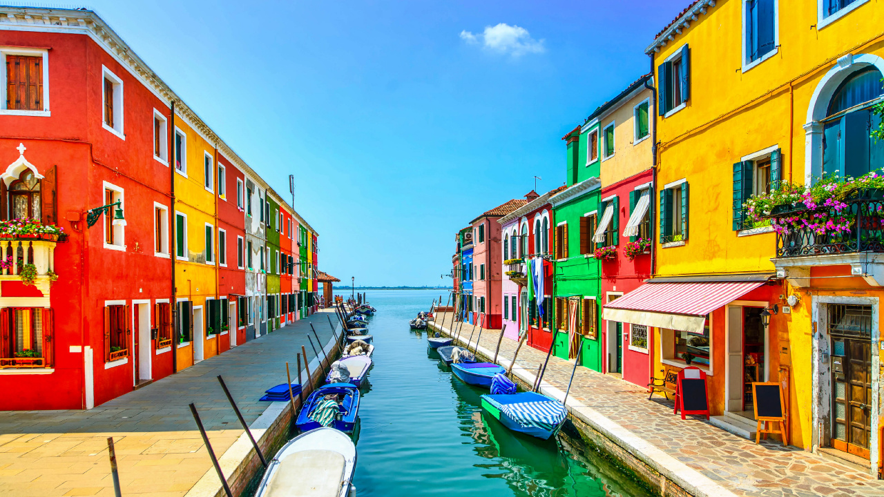 Blue and White Boat on River Near Houses During Daytime. Wallpaper in 1280x720 Resolution