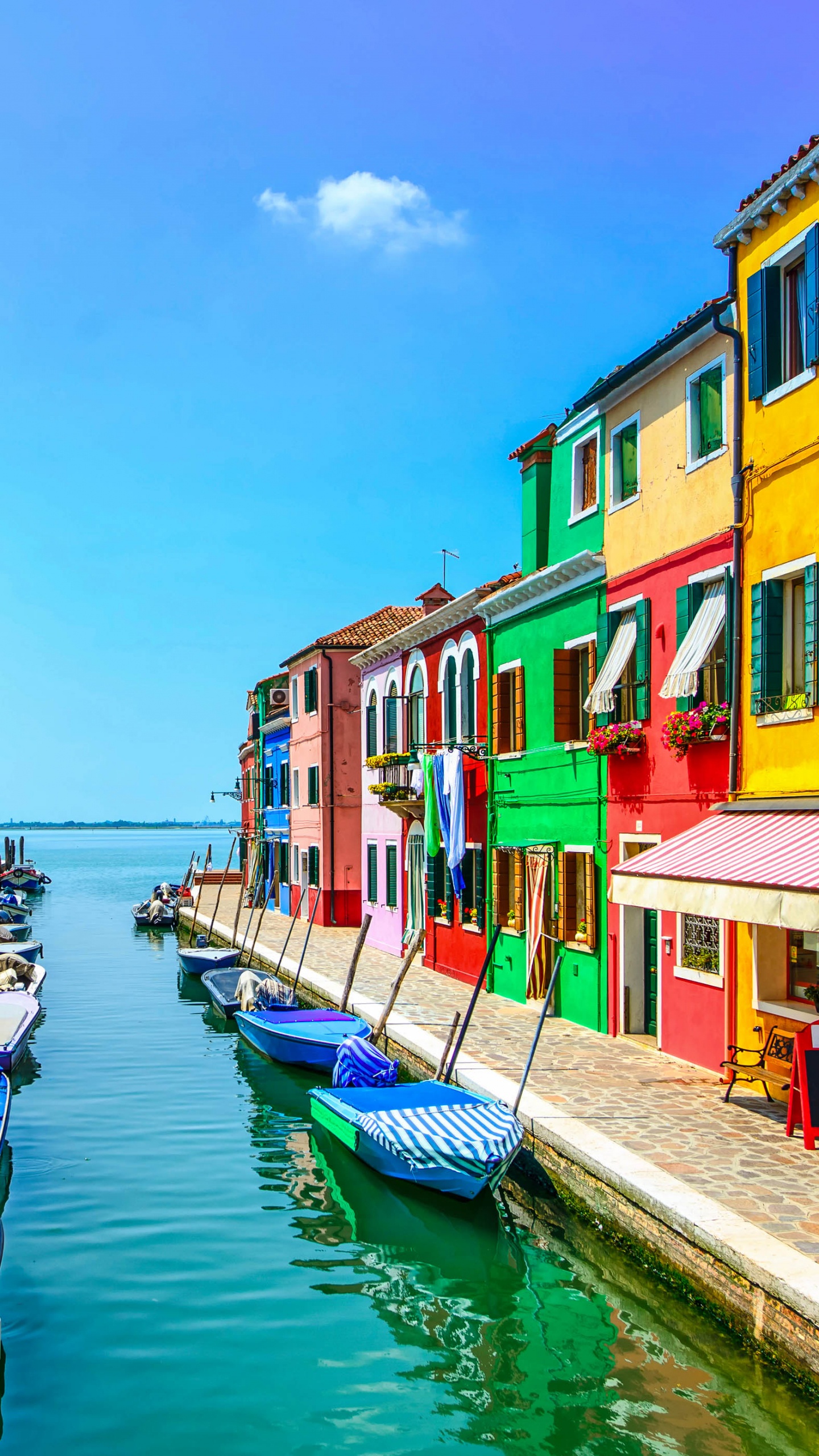 Blue and White Boat on River Near Houses During Daytime. Wallpaper in 1440x2560 Resolution