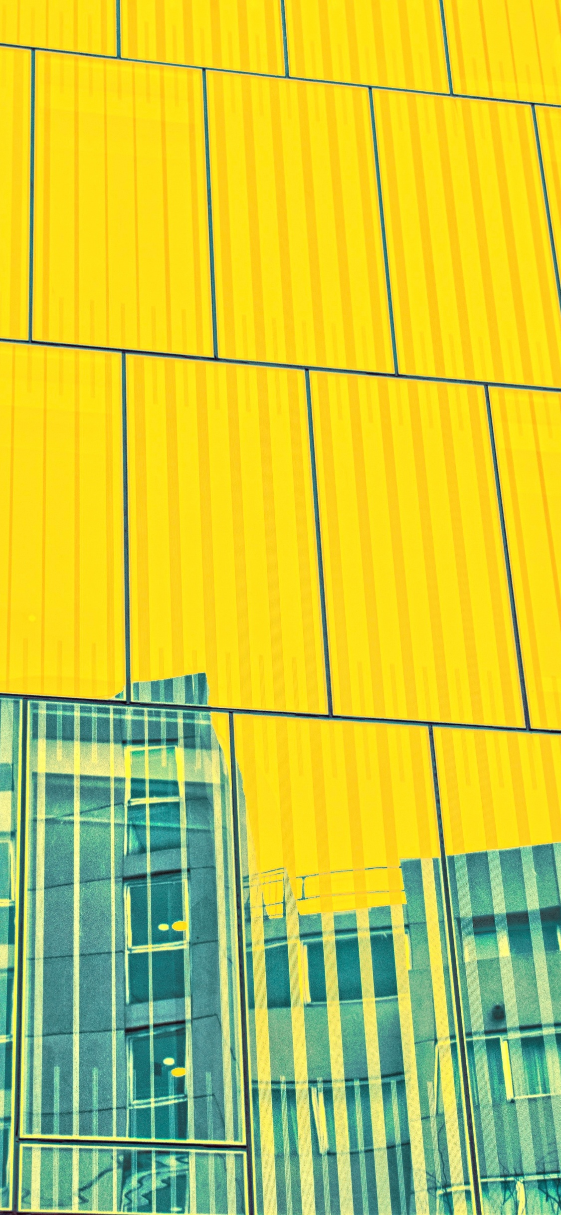 Edificio de Gran Altura Amarillo y Gris. Wallpaper in 1125x2436 Resolution