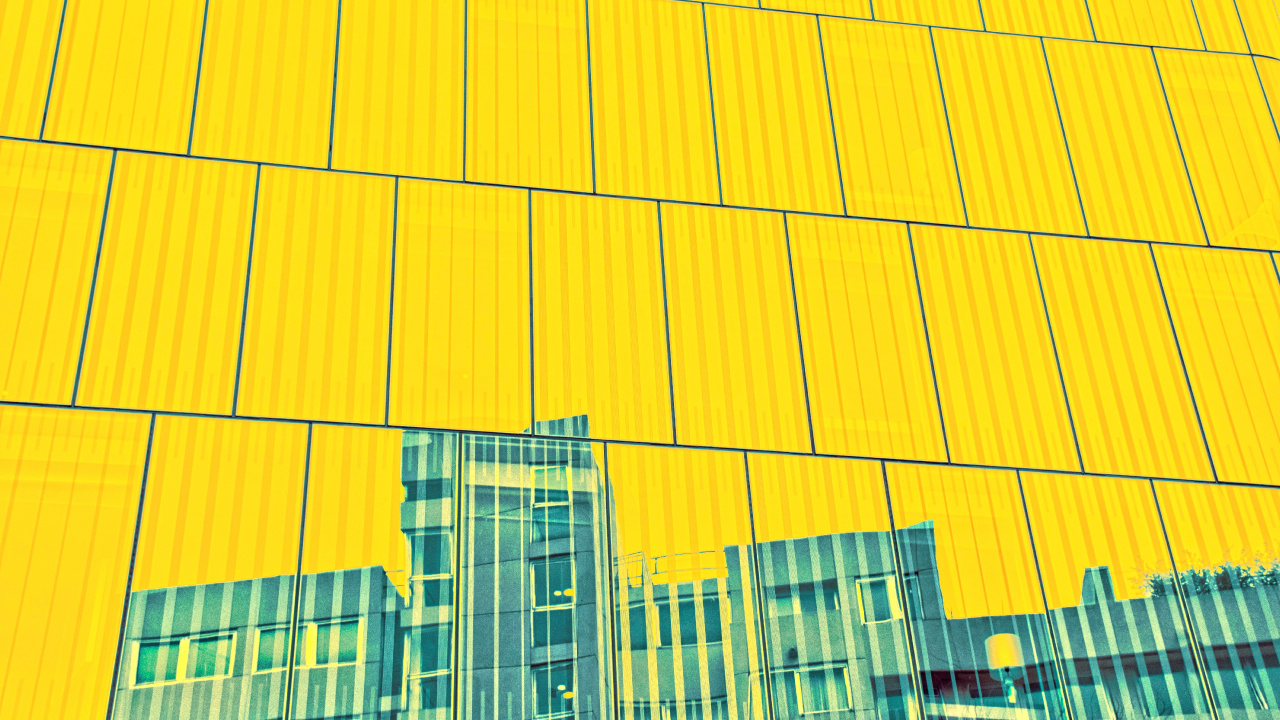 Edificio de Gran Altura Amarillo y Gris. Wallpaper in 1280x720 Resolution