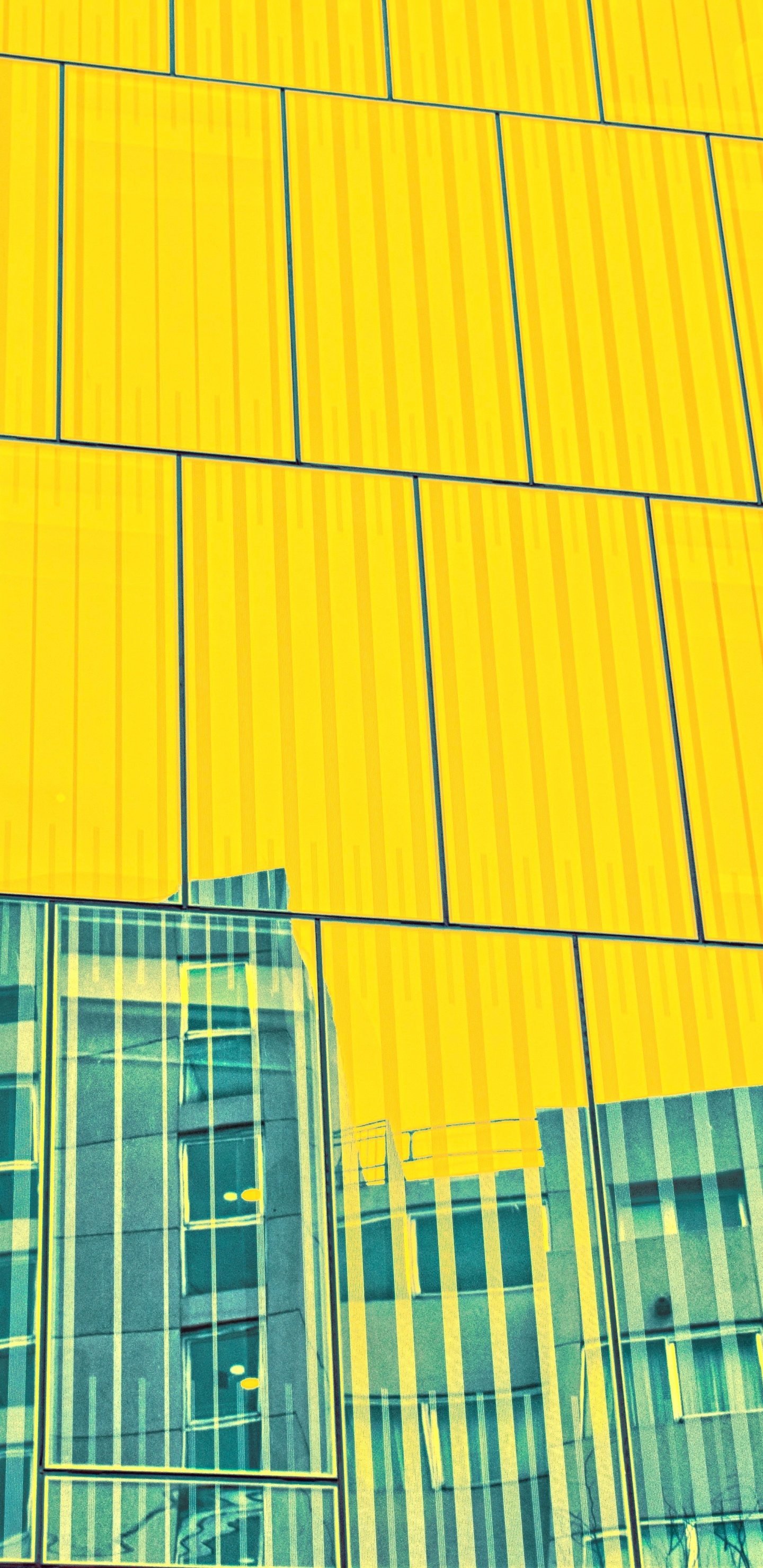 Edificio de Gran Altura Amarillo y Gris. Wallpaper in 1440x2960 Resolution