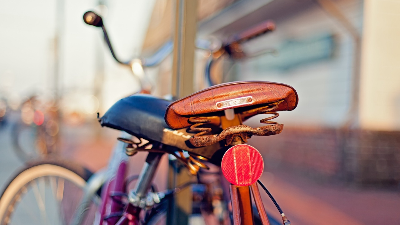 Siège de Vélo Marron et Rouge. Wallpaper in 1280x720 Resolution