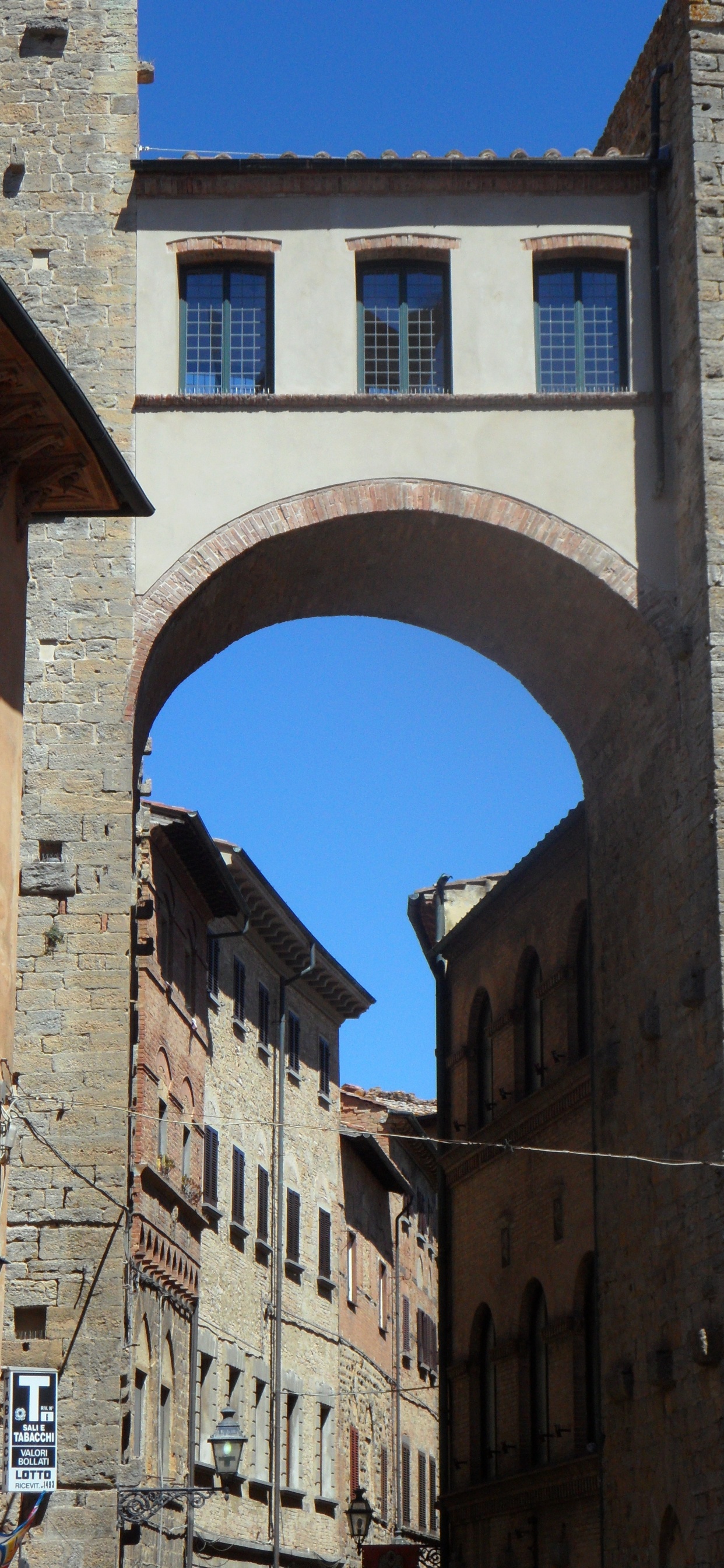 Braunes Backsteingebäude Tagsüber. Wallpaper in 1242x2688 Resolution