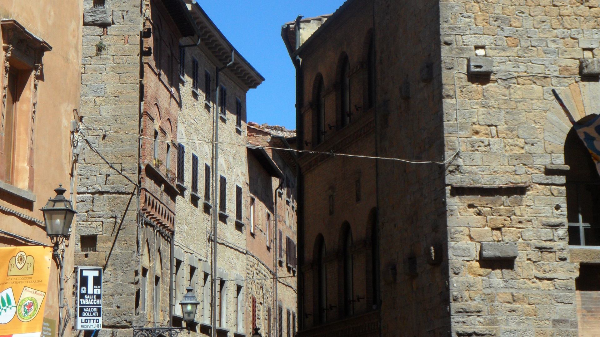 Braunes Backsteingebäude Tagsüber. Wallpaper in 1920x1080 Resolution