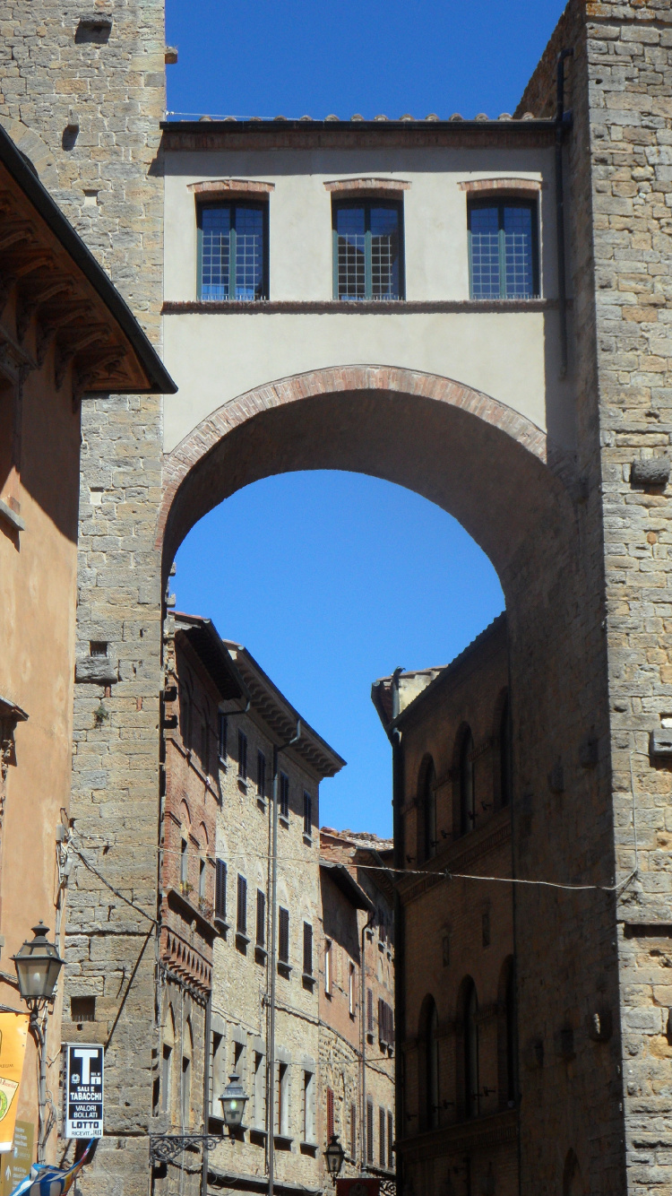 Braunes Backsteingebäude Tagsüber. Wallpaper in 750x1334 Resolution