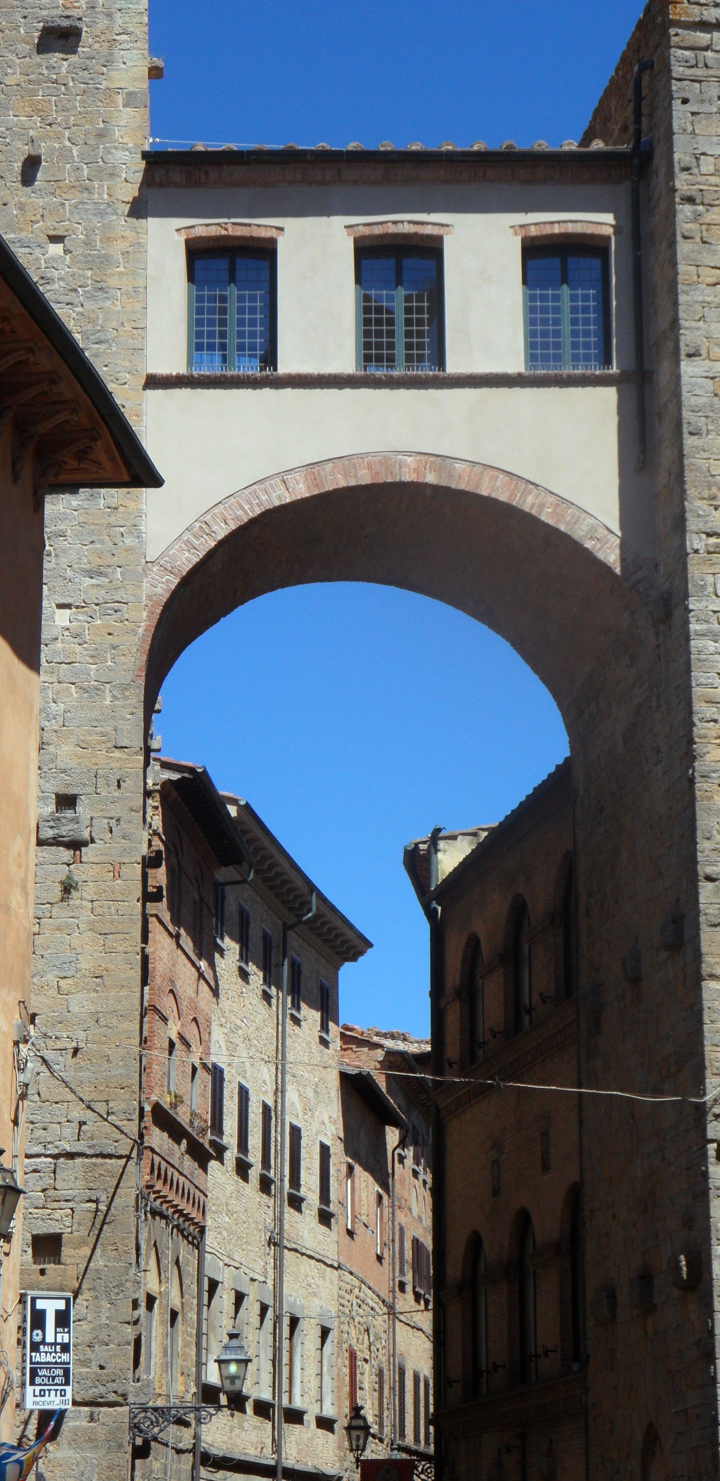 Edificio de Ladrillo Marrón Durante el Día.. Wallpaper in 1440x2960 Resolution