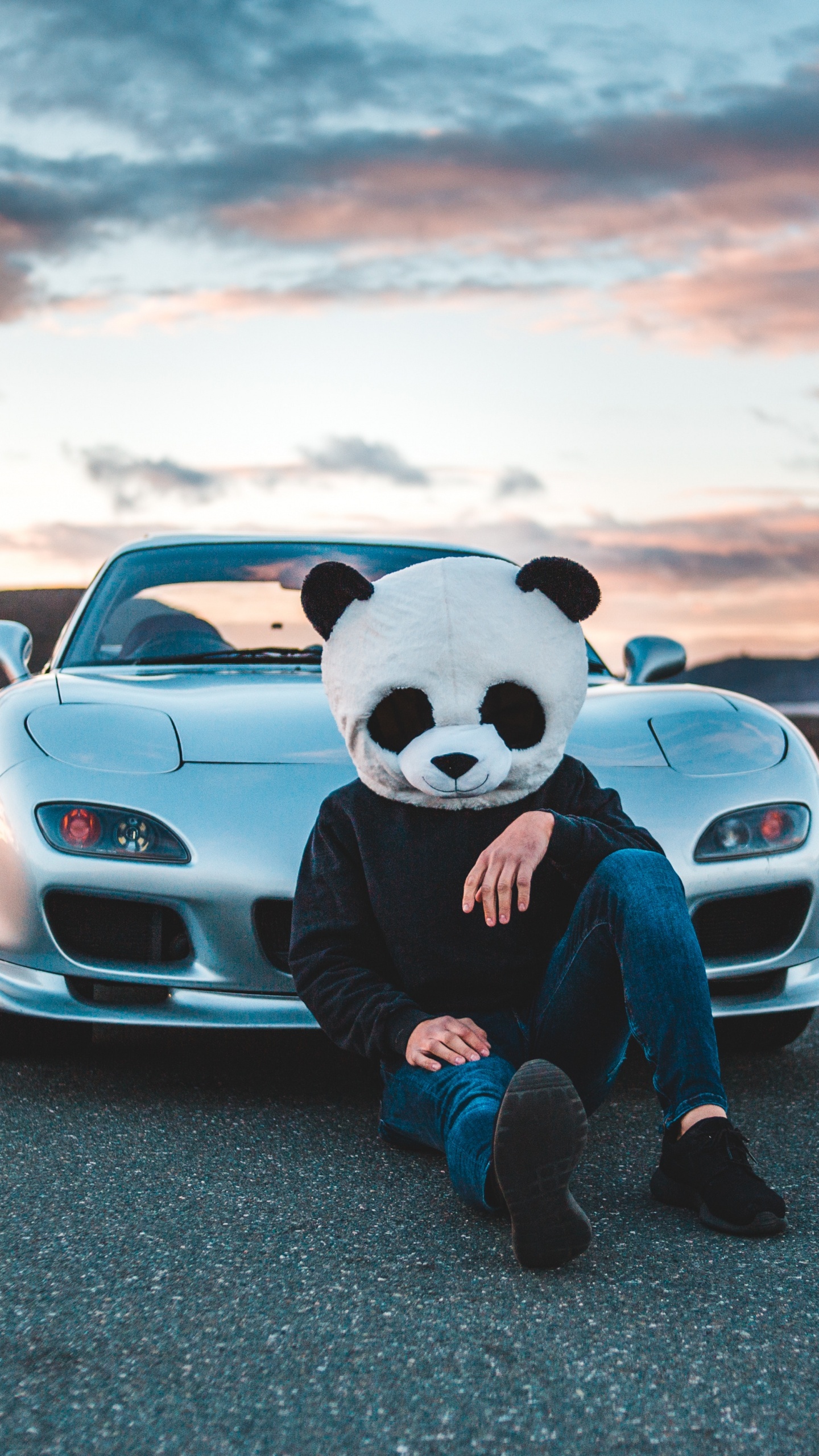 Peluche de Mickey Mouse Sentado en el Capó Del Coche Durante la Puesta de Sol. Wallpaper in 1440x2560 Resolution