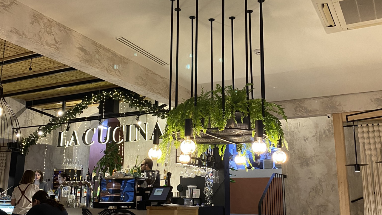 Innenarchitektur, Tischtuch, Möbel, Tabelle, Heimzubehör. Wallpaper in 1280x720 Resolution