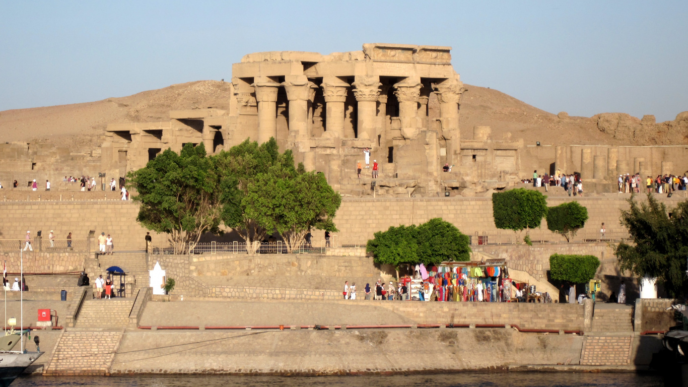 Leute, Die Tagsüber im Park Spazieren Gehen. Wallpaper in 1366x768 Resolution