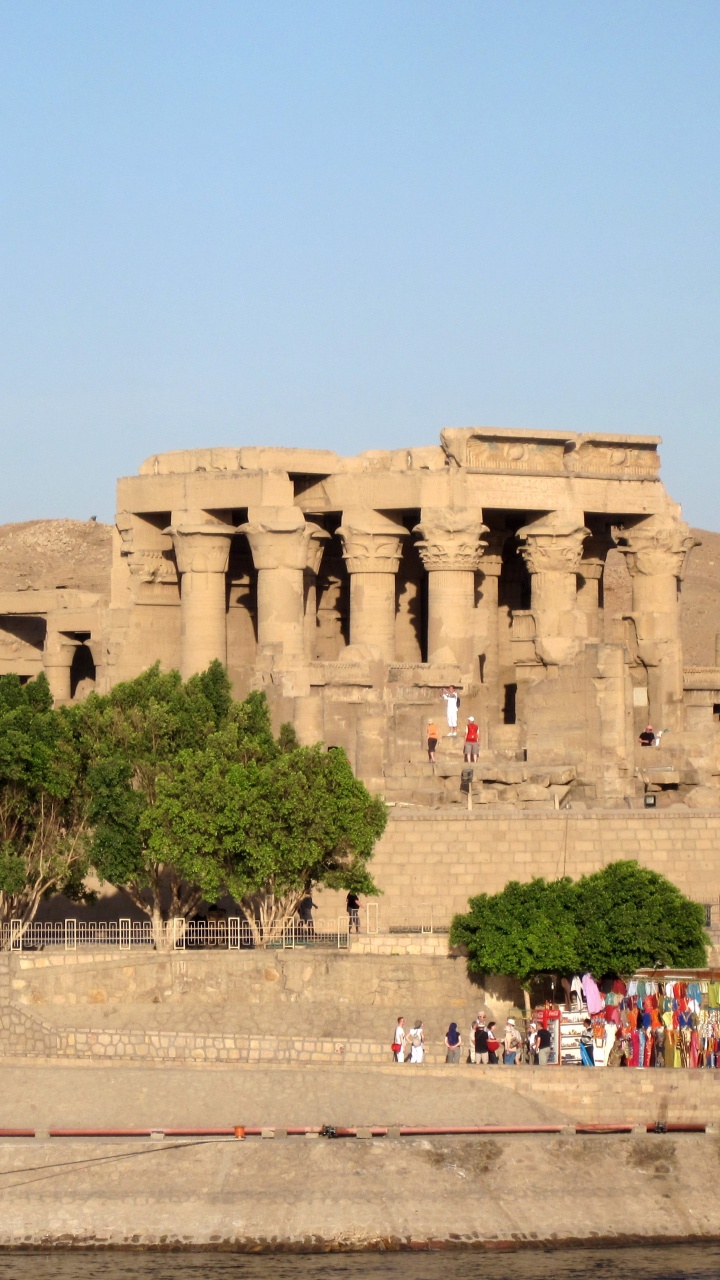 Leute, Die Tagsüber im Park Spazieren Gehen. Wallpaper in 720x1280 Resolution