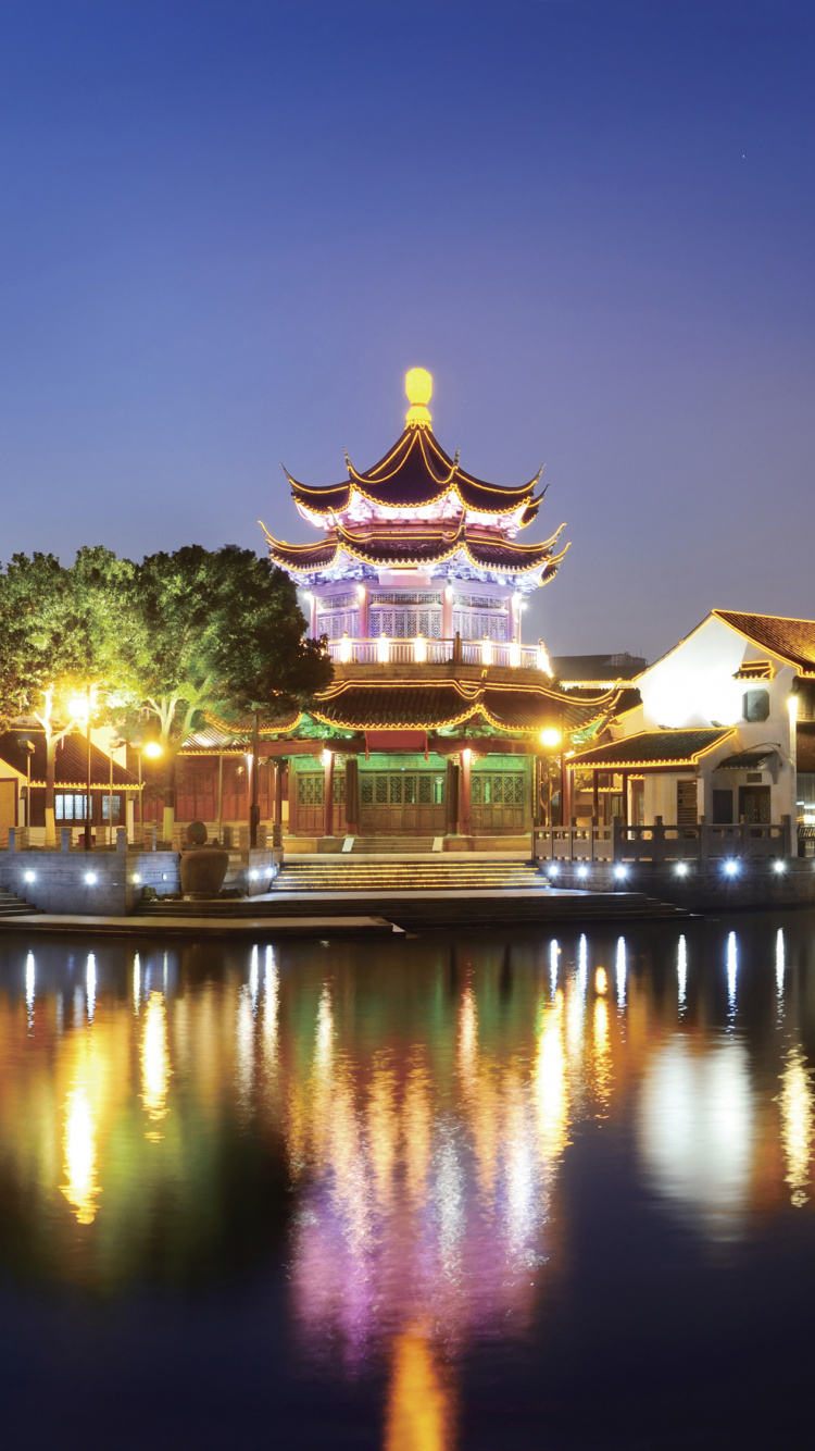 Braun-weißer Tempel in Der Nähe Eines Gewässers Während Der Nacht Night. Wallpaper in 750x1334 Resolution