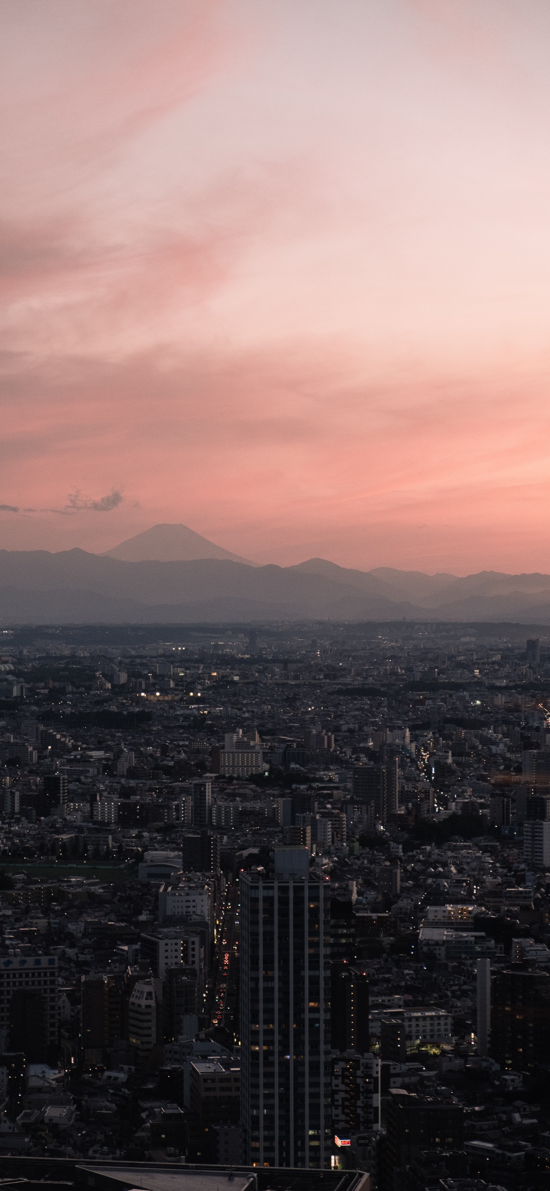 Vista Aérea de Los Edificios de la Ciudad Durante la Puesta de Sol. Wallpaper in 1125x2436 Resolution