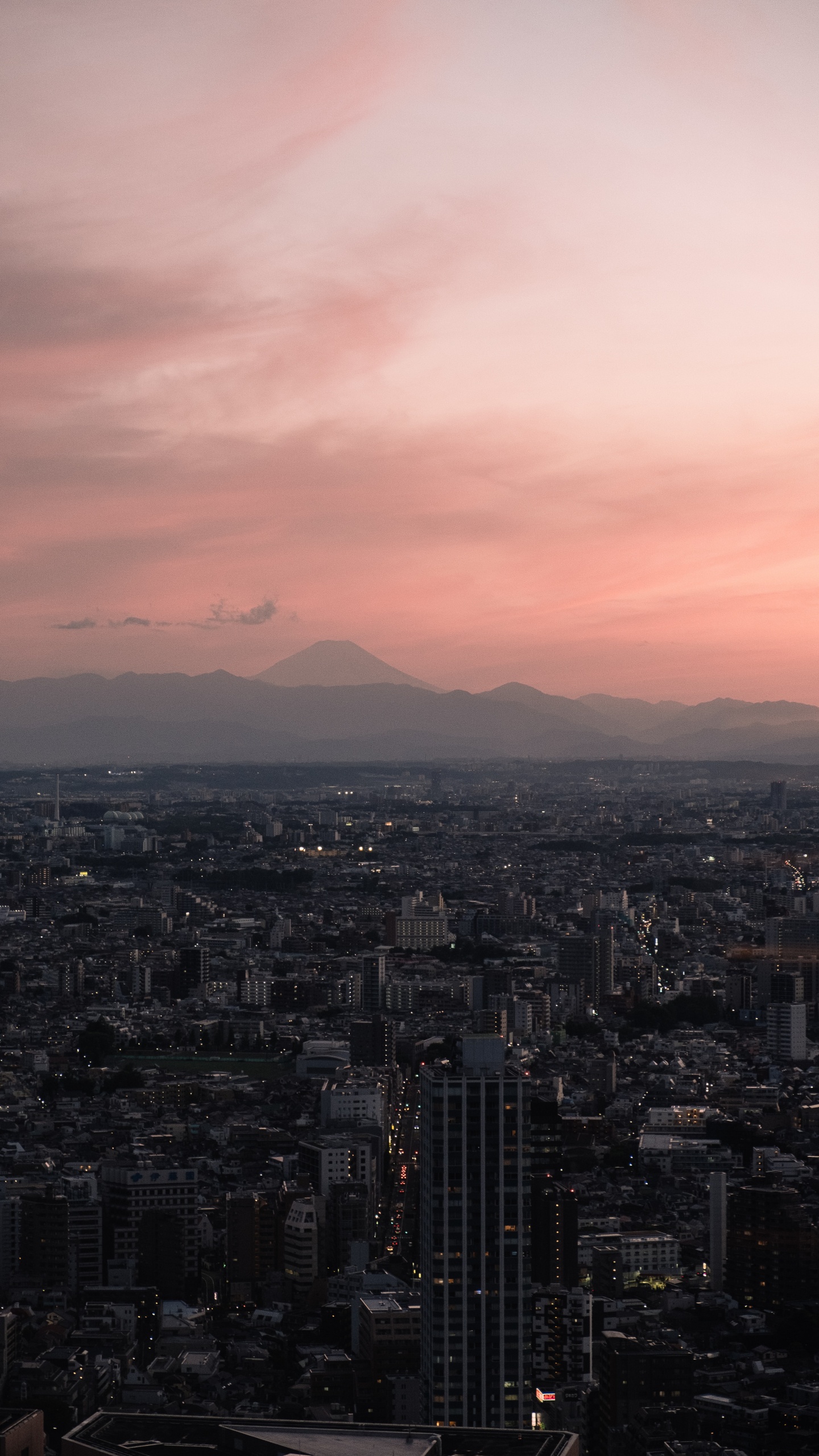 Vista Aérea de Los Edificios de la Ciudad Durante la Puesta de Sol. Wallpaper in 1440x2560 Resolution