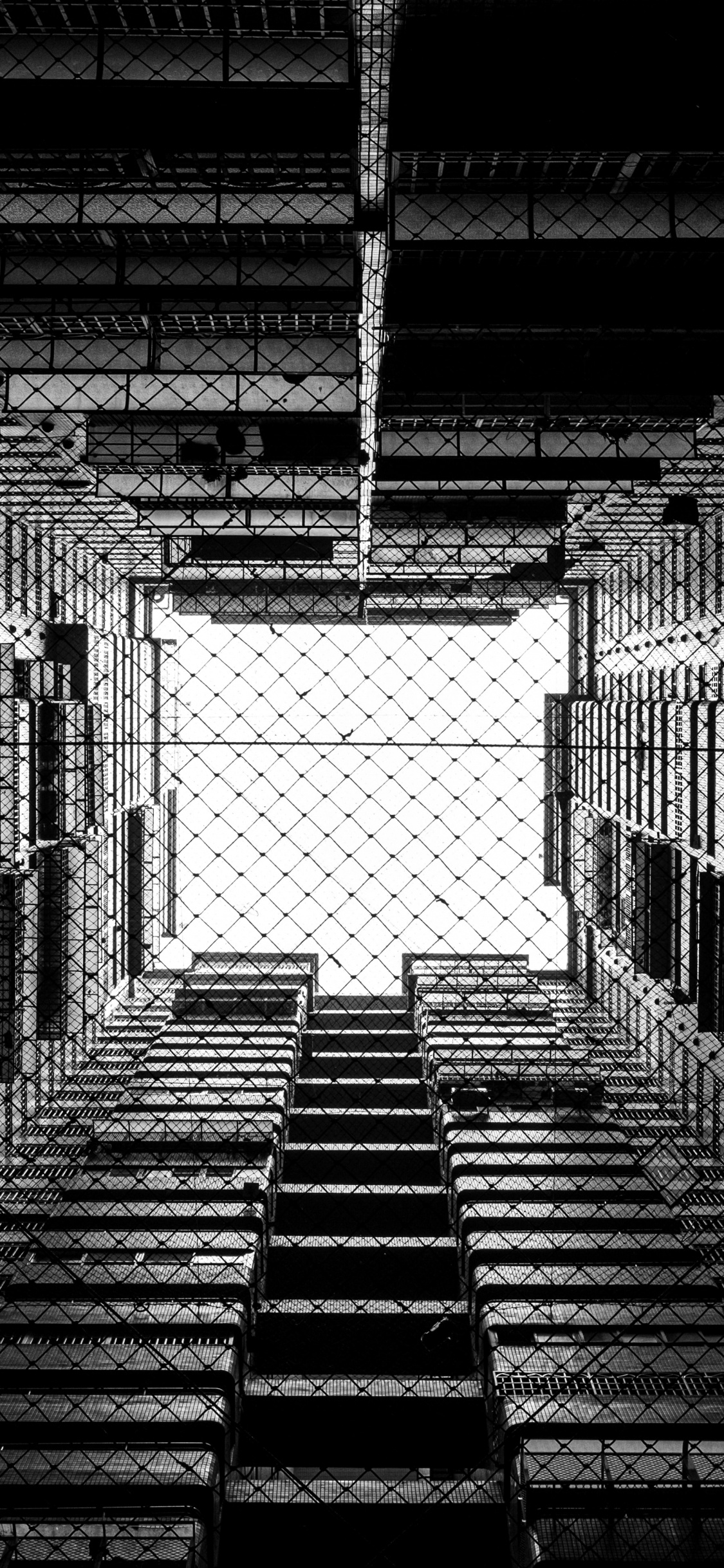 Photo en Niveaux de Gris de L'intérieur du Bâtiment. Wallpaper in 1125x2436 Resolution