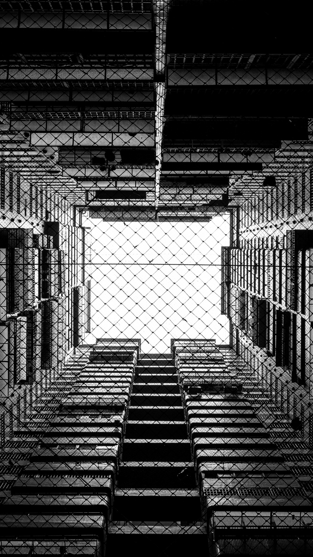 Graustufenfoto Des Gebäudeinneren. Wallpaper in 1080x1920 Resolution