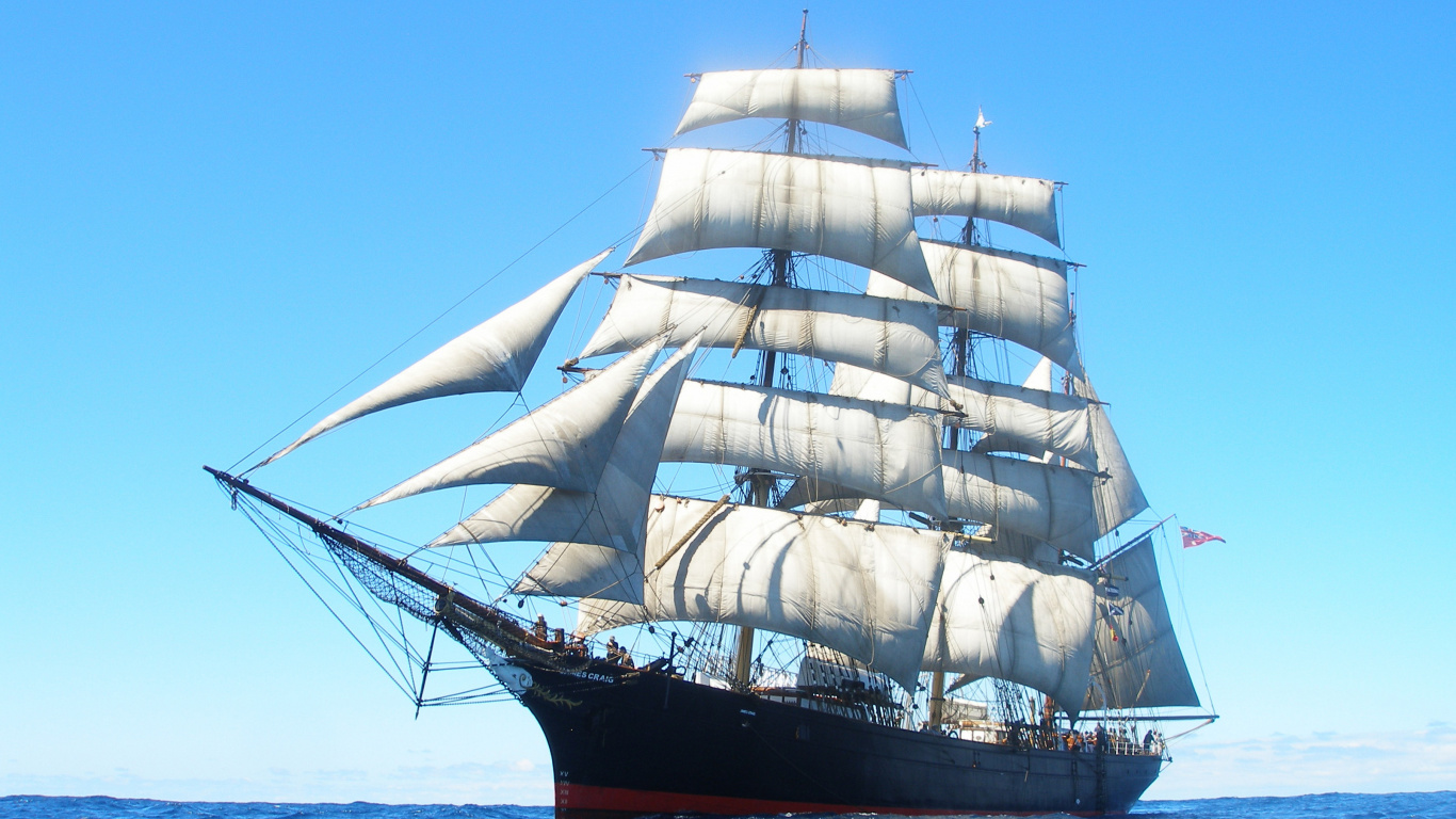 Schwarzes Und Weißes Segelschiff Auf See Tagsüber. Wallpaper in 1366x768 Resolution