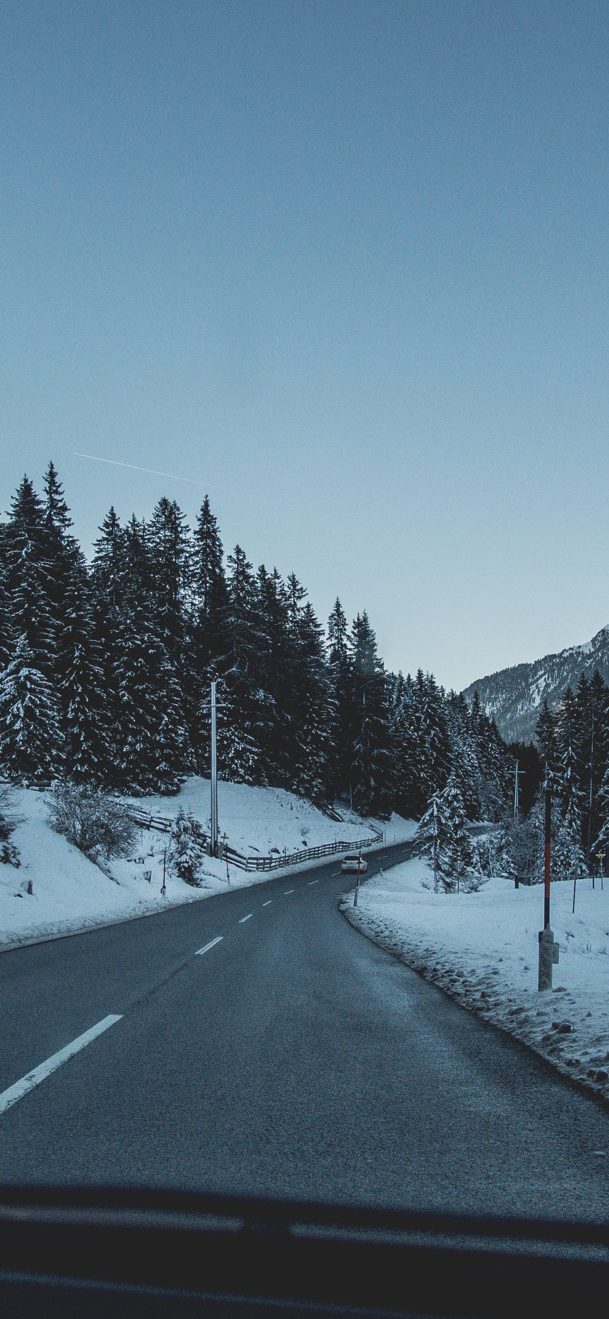 Schnee, KFZ-Reifen, Naturlandschaft, Fahrbahn, Asphalt. Wallpaper in 1242x2688 Resolution