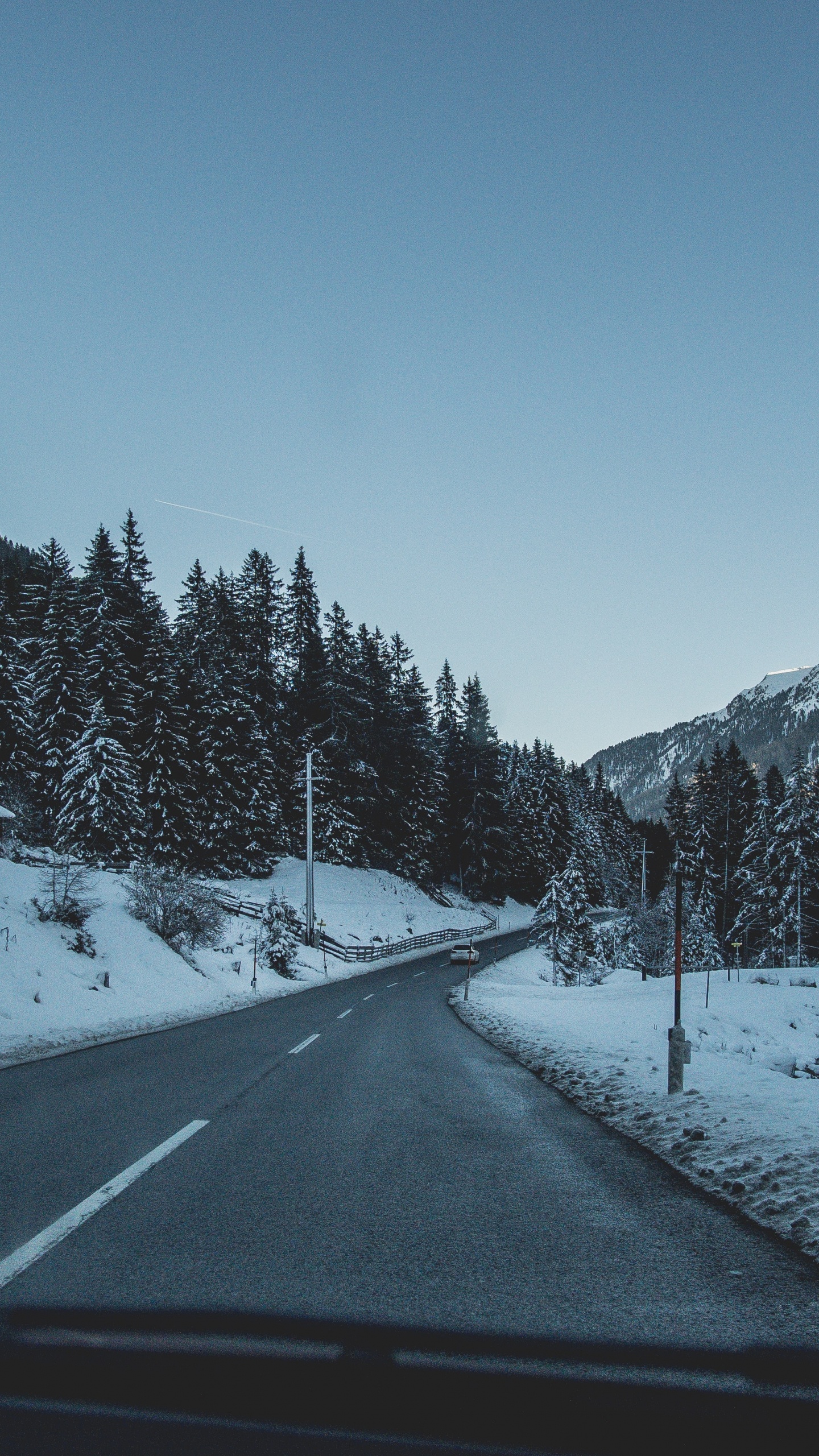 Schnee, KFZ-Reifen, Naturlandschaft, Fahrbahn, Asphalt. Wallpaper in 1440x2560 Resolution