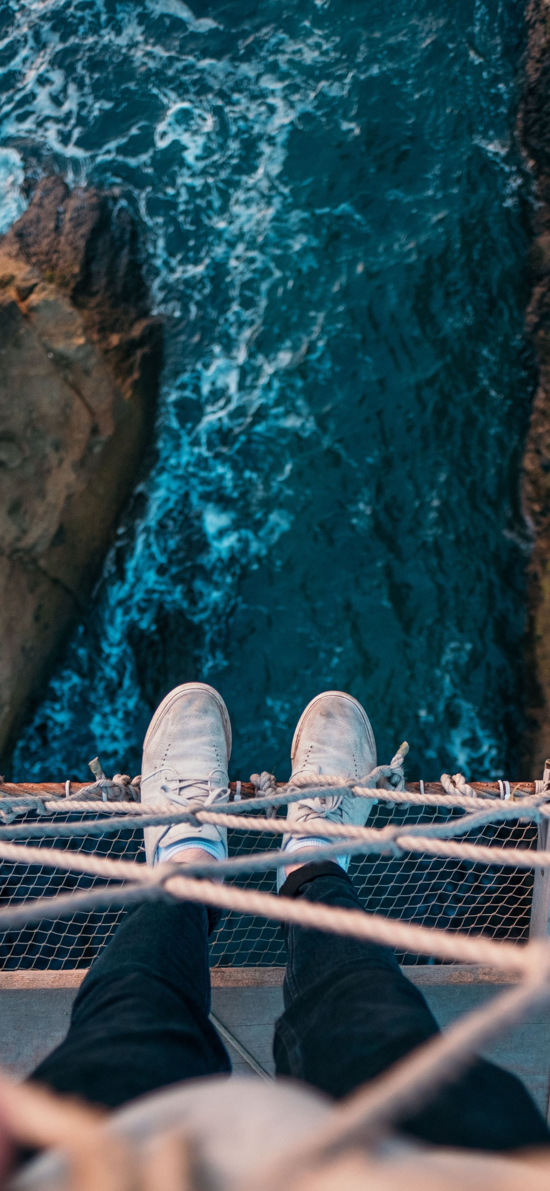 Blue, Eau, Jambe, Mer, Rock. Wallpaper in 1125x2436 Resolution